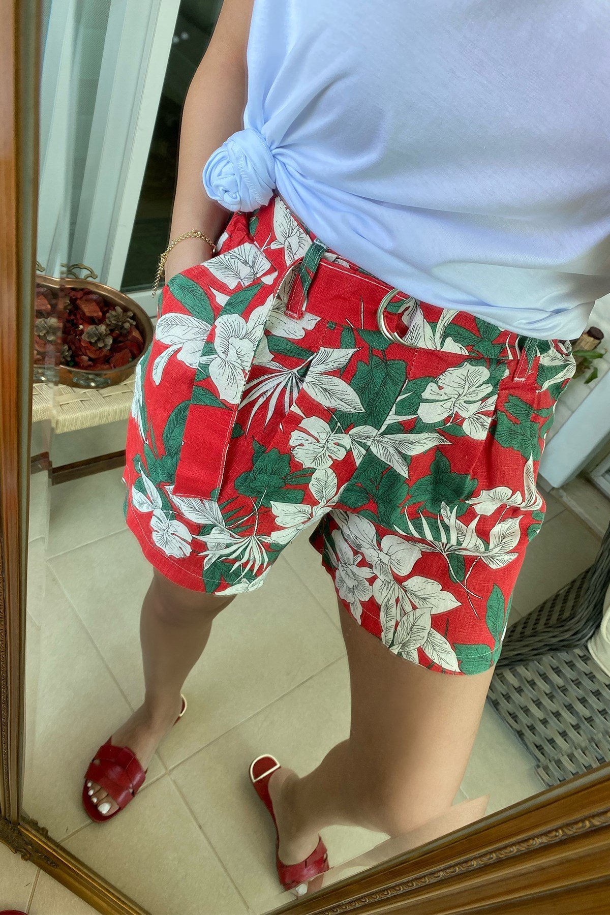 Çiçek Desenli Kemerli Şort