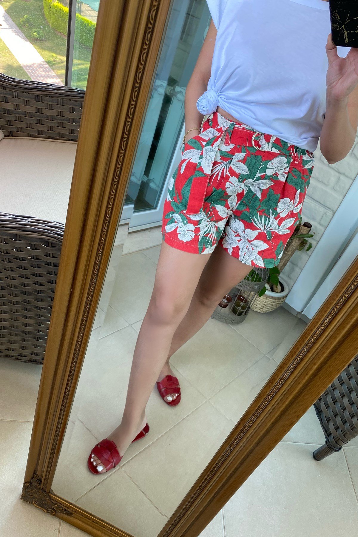 Çiçek Desenli Kemerli Şort