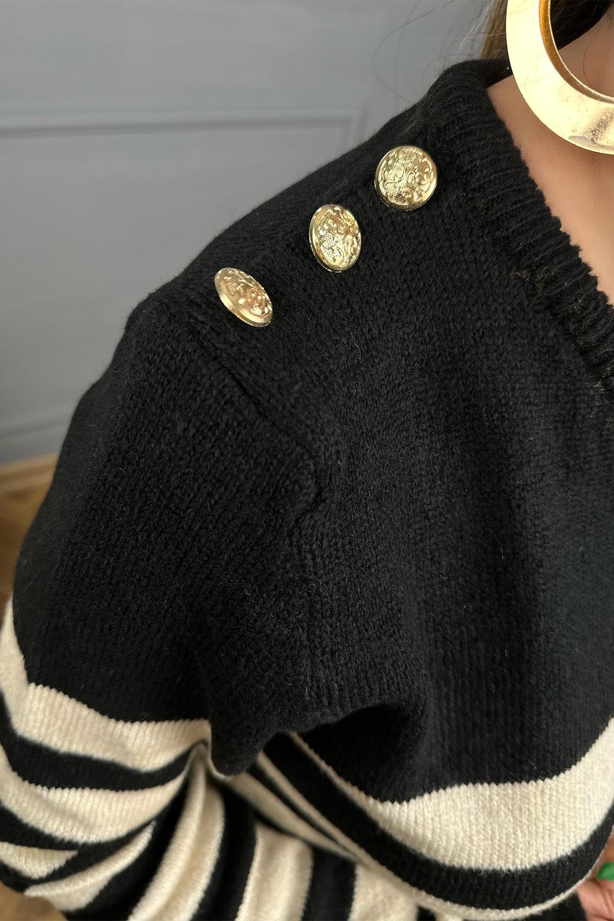 Düğme Detaylı Siyah Zemin Üzerine Çizgili Kazak