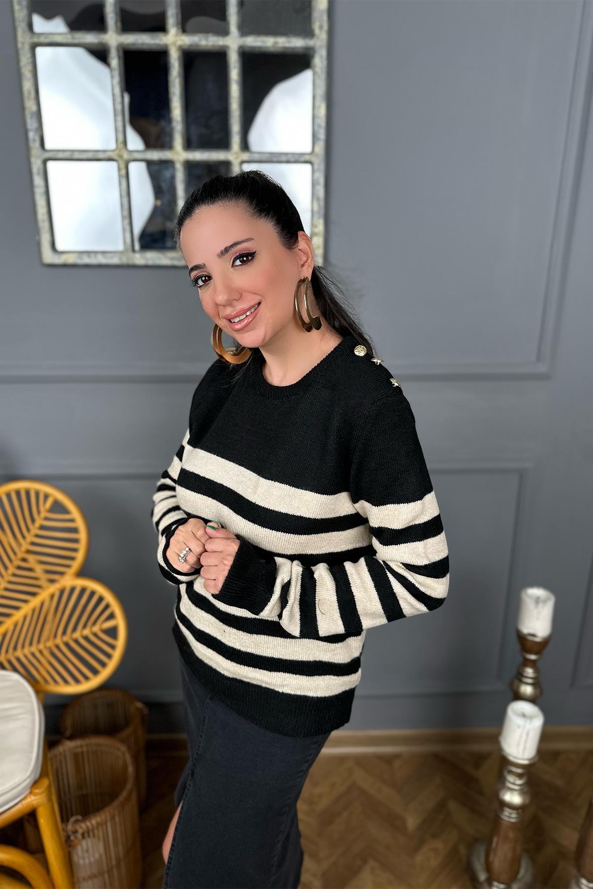 Düğme Detaylı Siyah Zemin Üzerine Çizgili Kazak