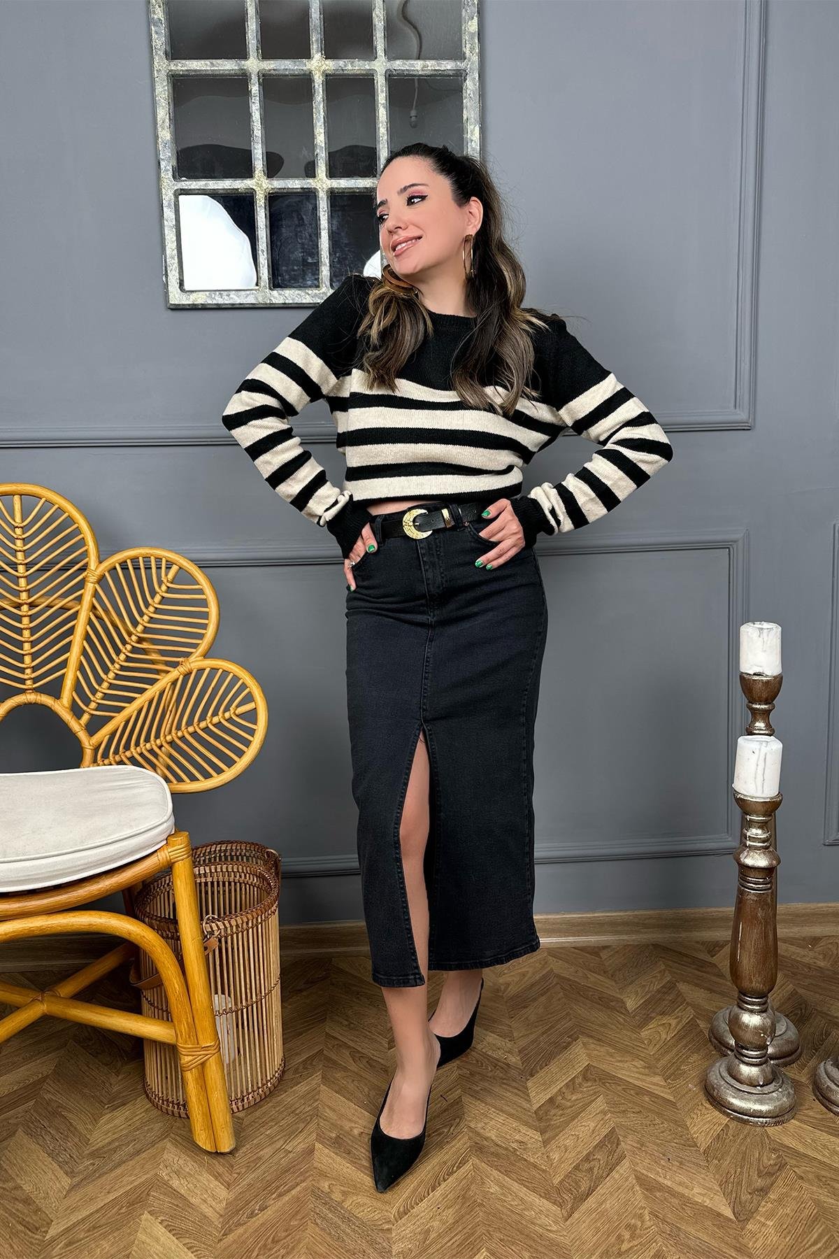 Düğme Detaylı Siyah Zemin Üzerine Çizgili Kazak