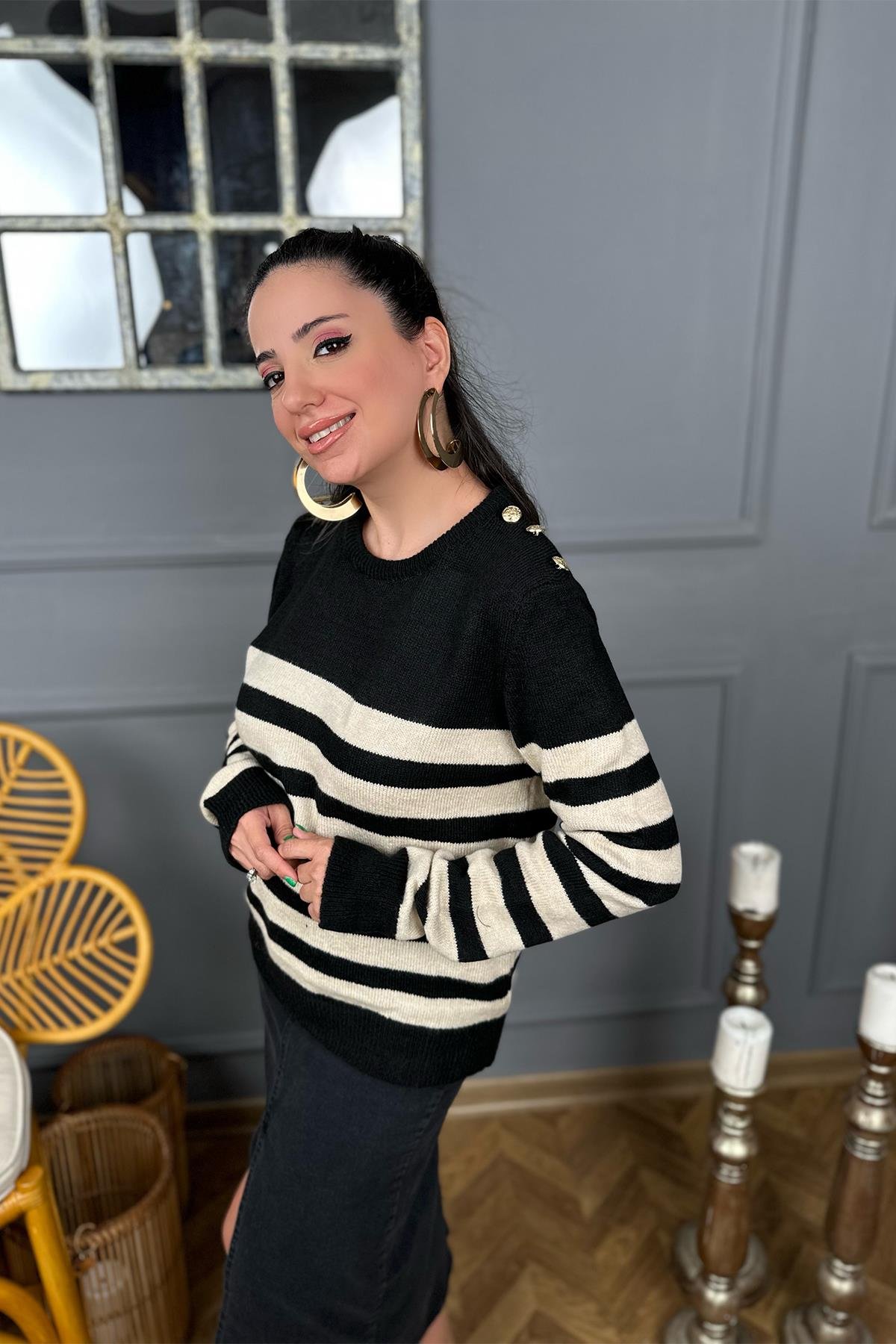 Düğme Detaylı Siyah Zemin Üzerine Çizgili Kazak