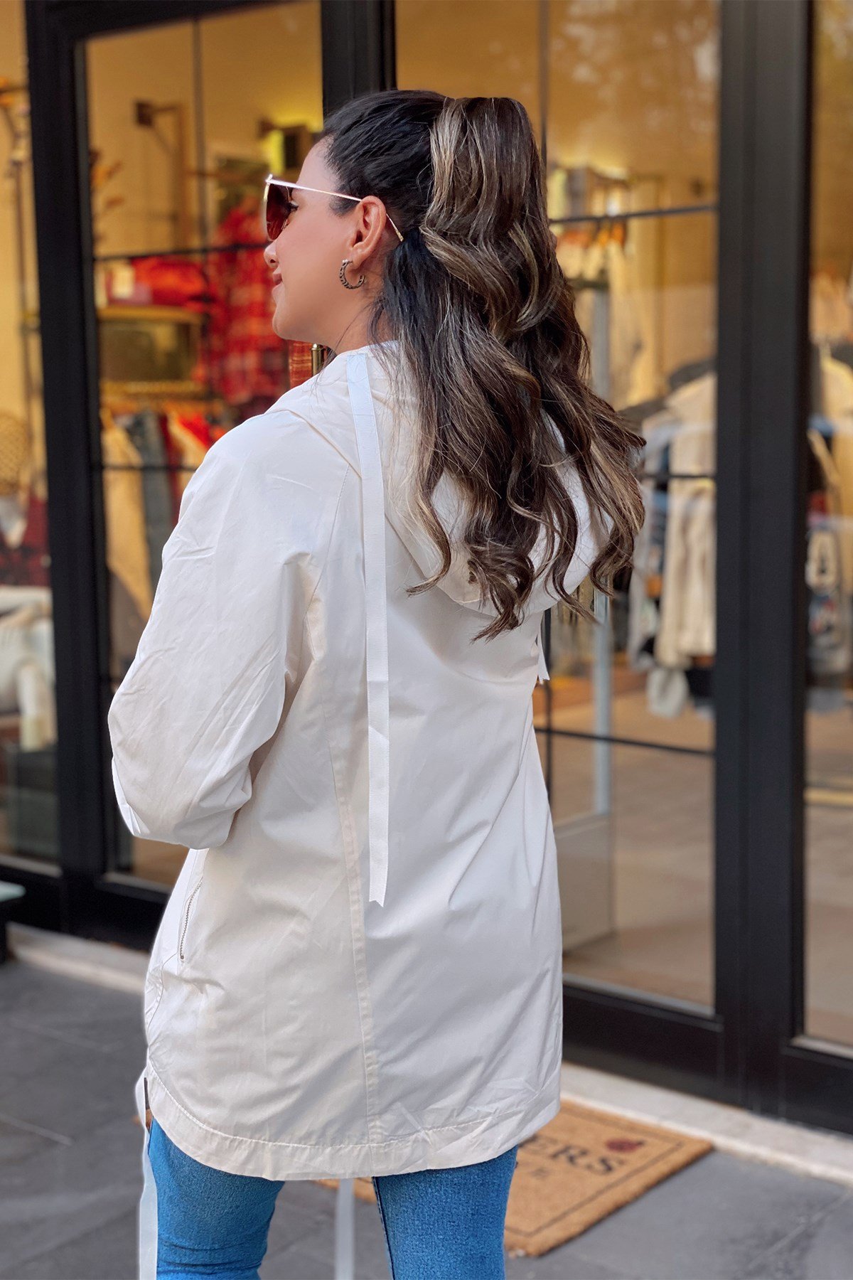 Ekru Renk Kapşonlu Yağmurluk