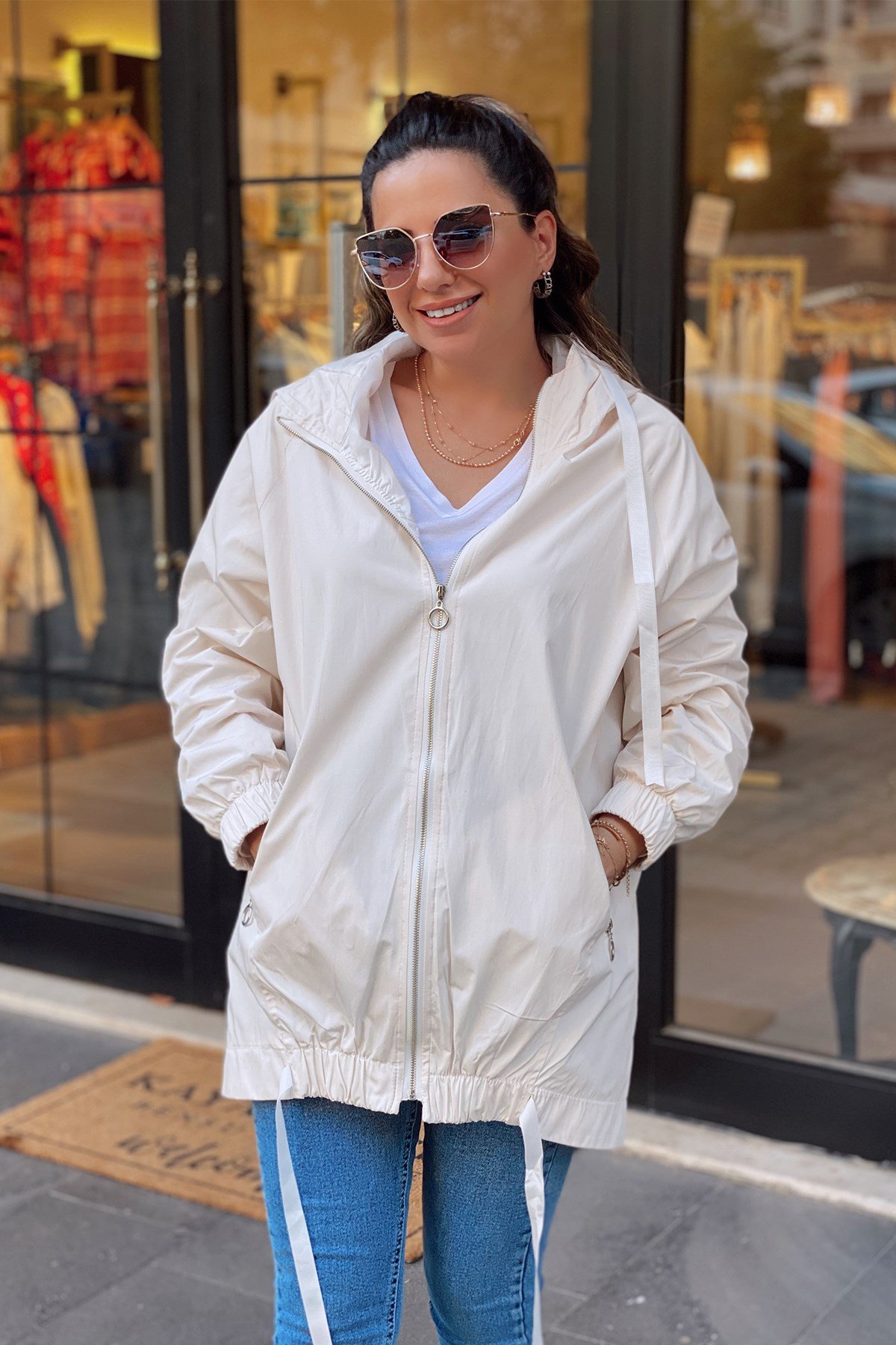 Ekru Renk Kapşonlu Yağmurluk