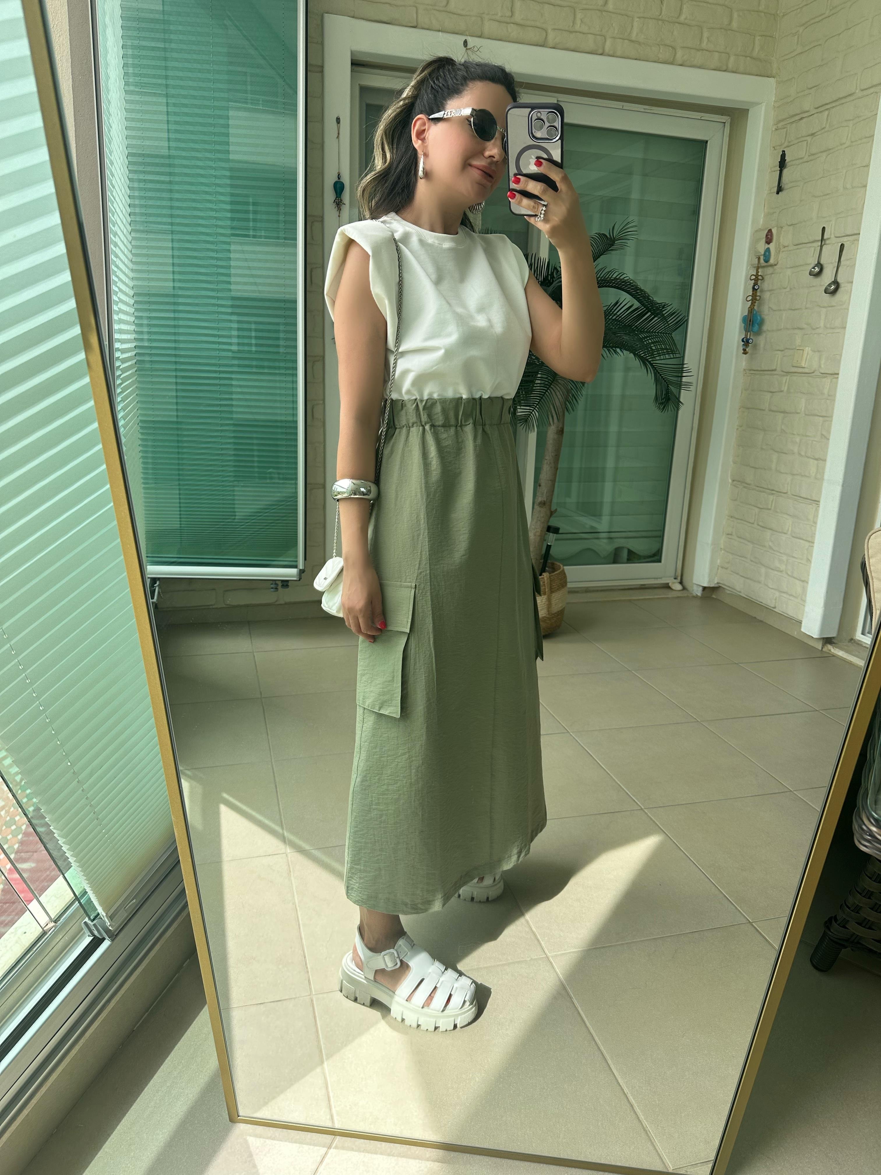 Eteği Yeşil Omuzları Vatkalı Elbise