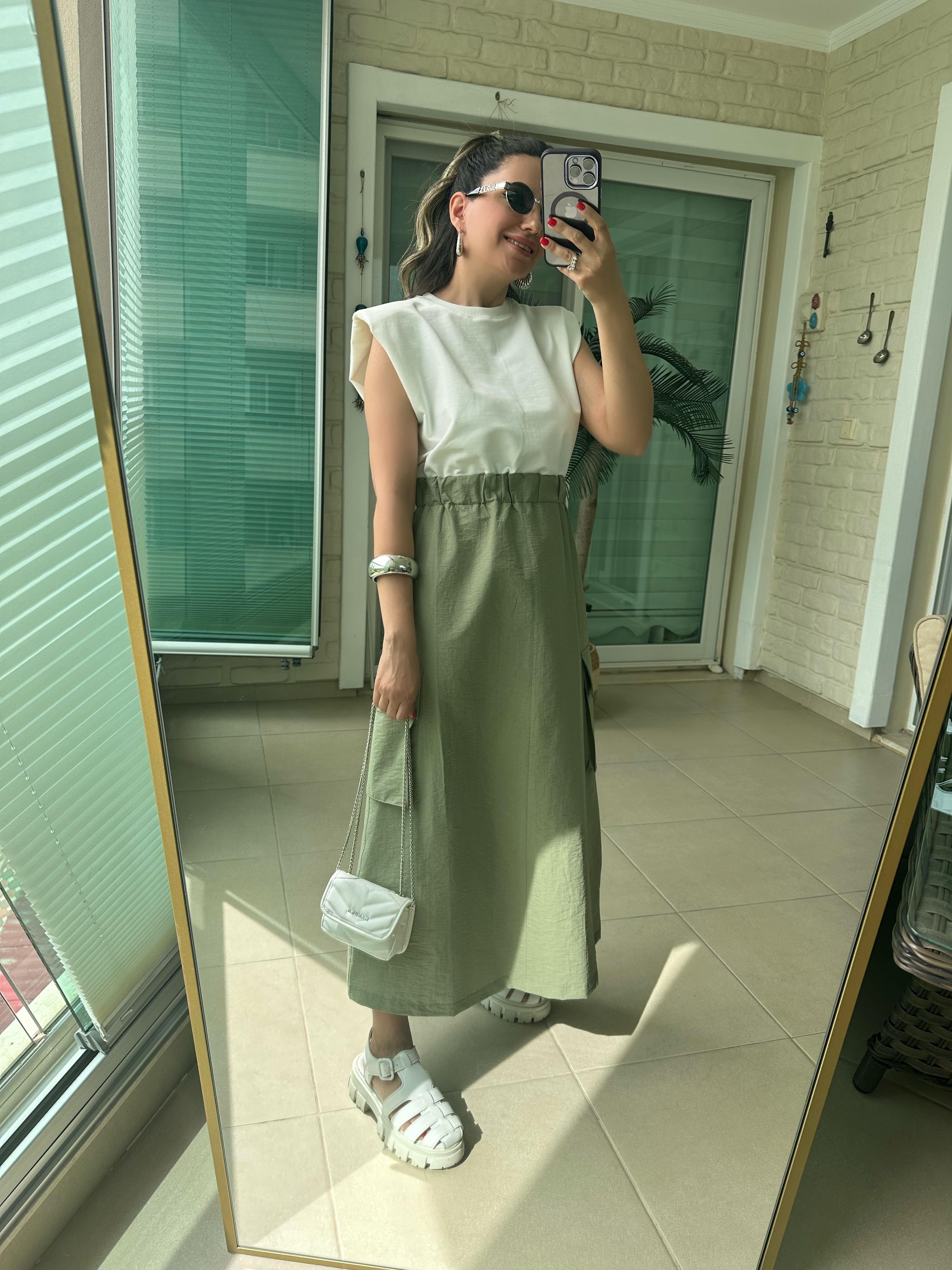 Eteği Yeşil Omuzları Vatkalı Elbise