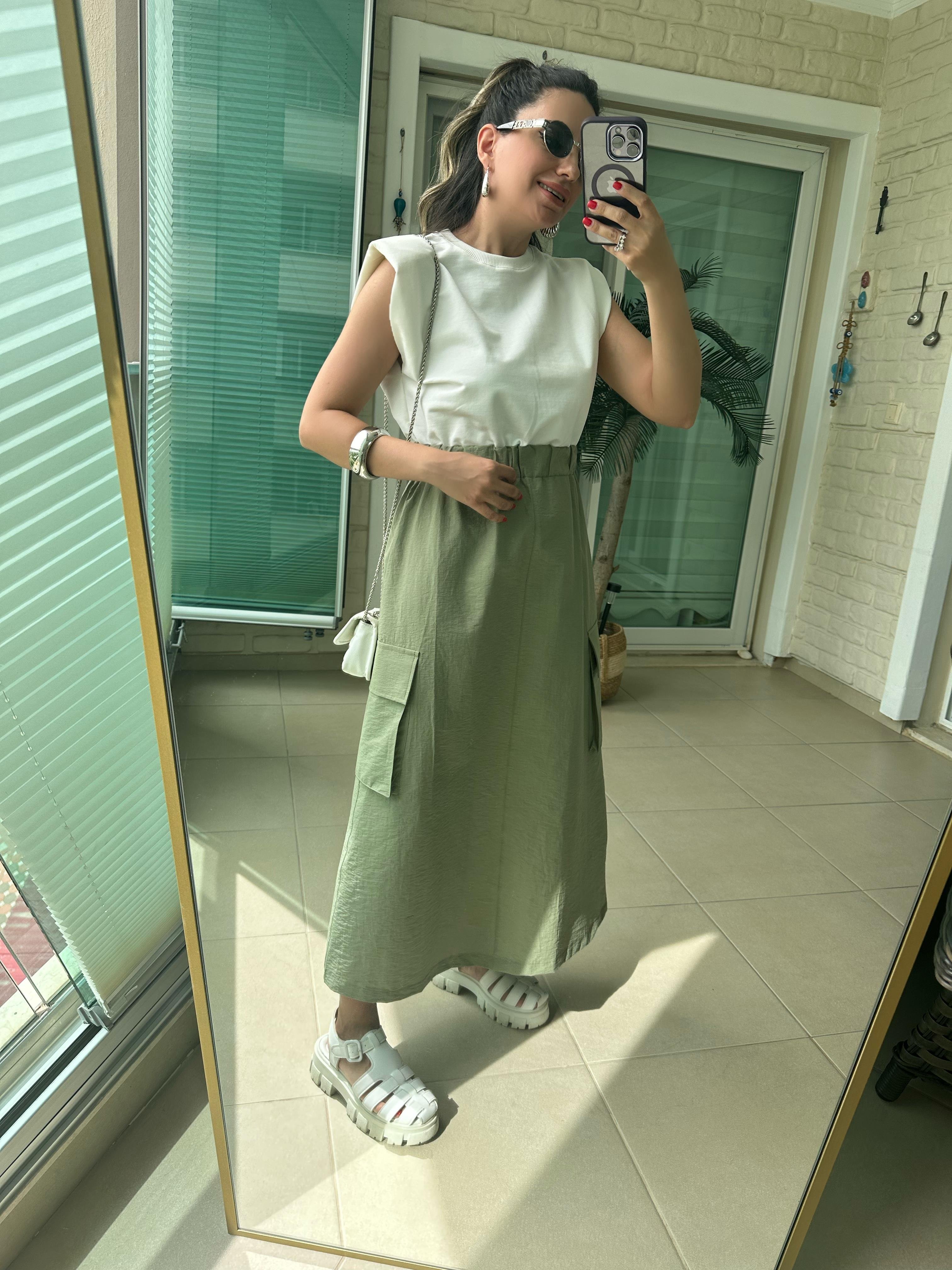 Eteği Yeşil Omuzları Vatkalı Elbise