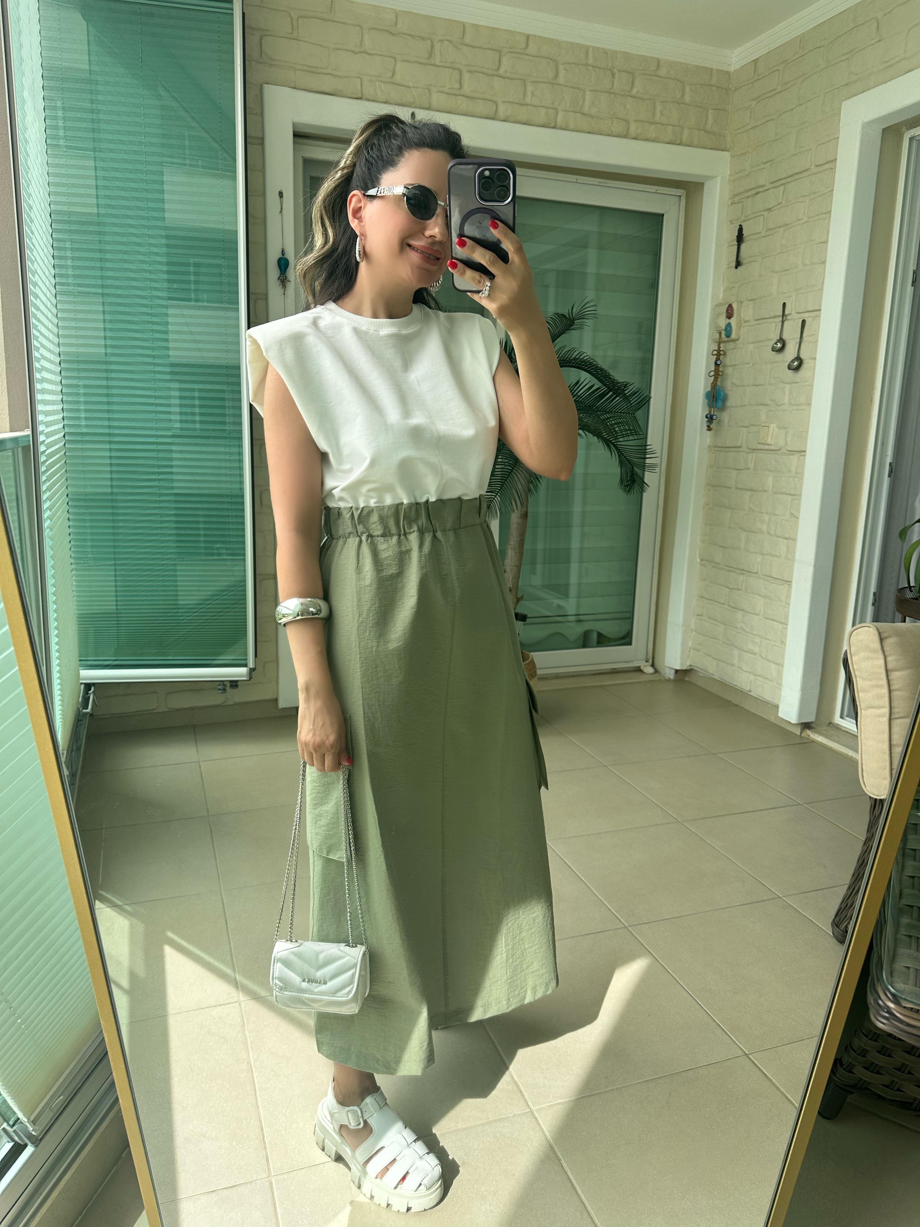 Eteği Yeşil Omuzları Vatkalı Elbise