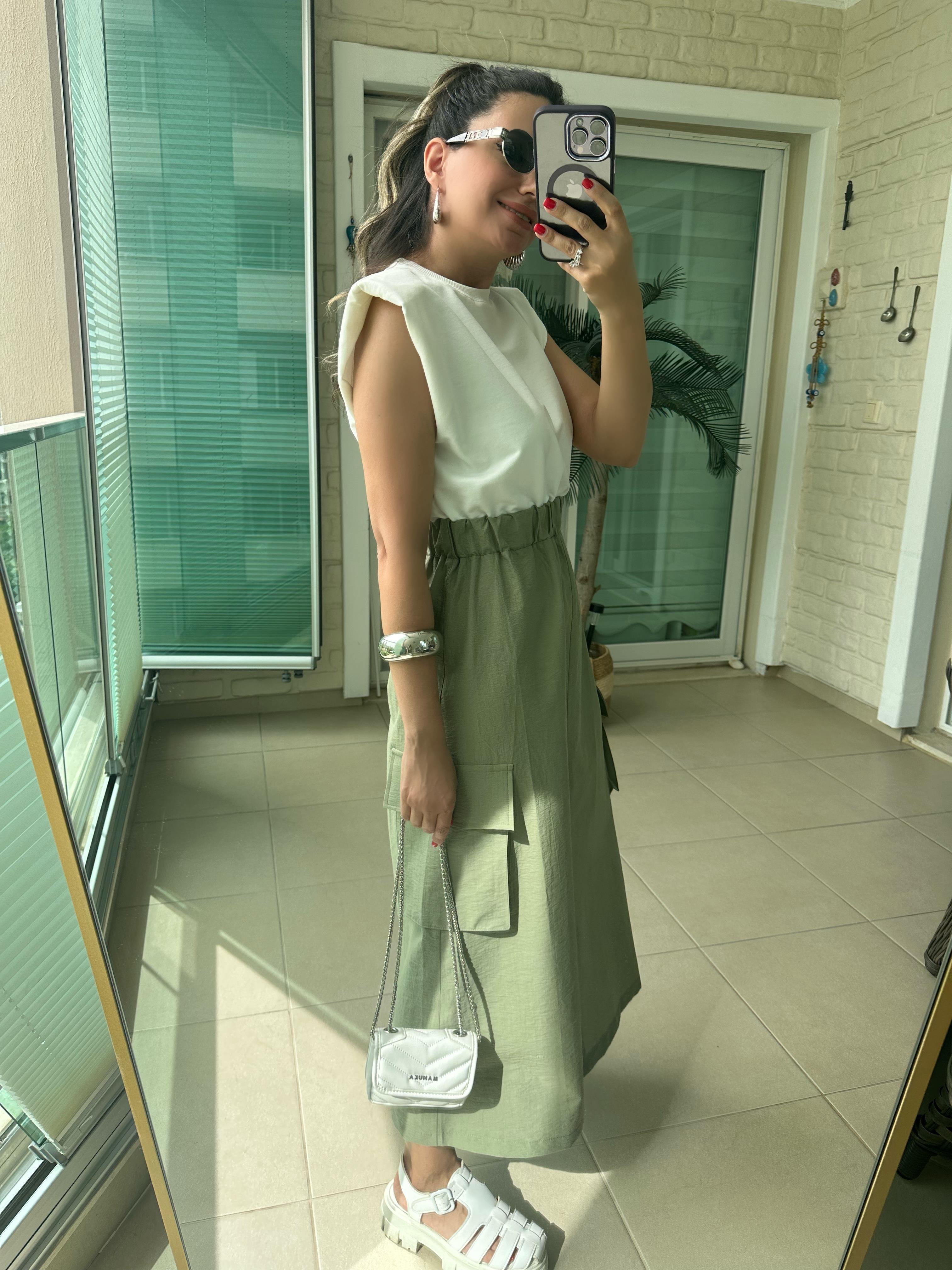 Eteği Yeşil Omuzları Vatkalı Elbise