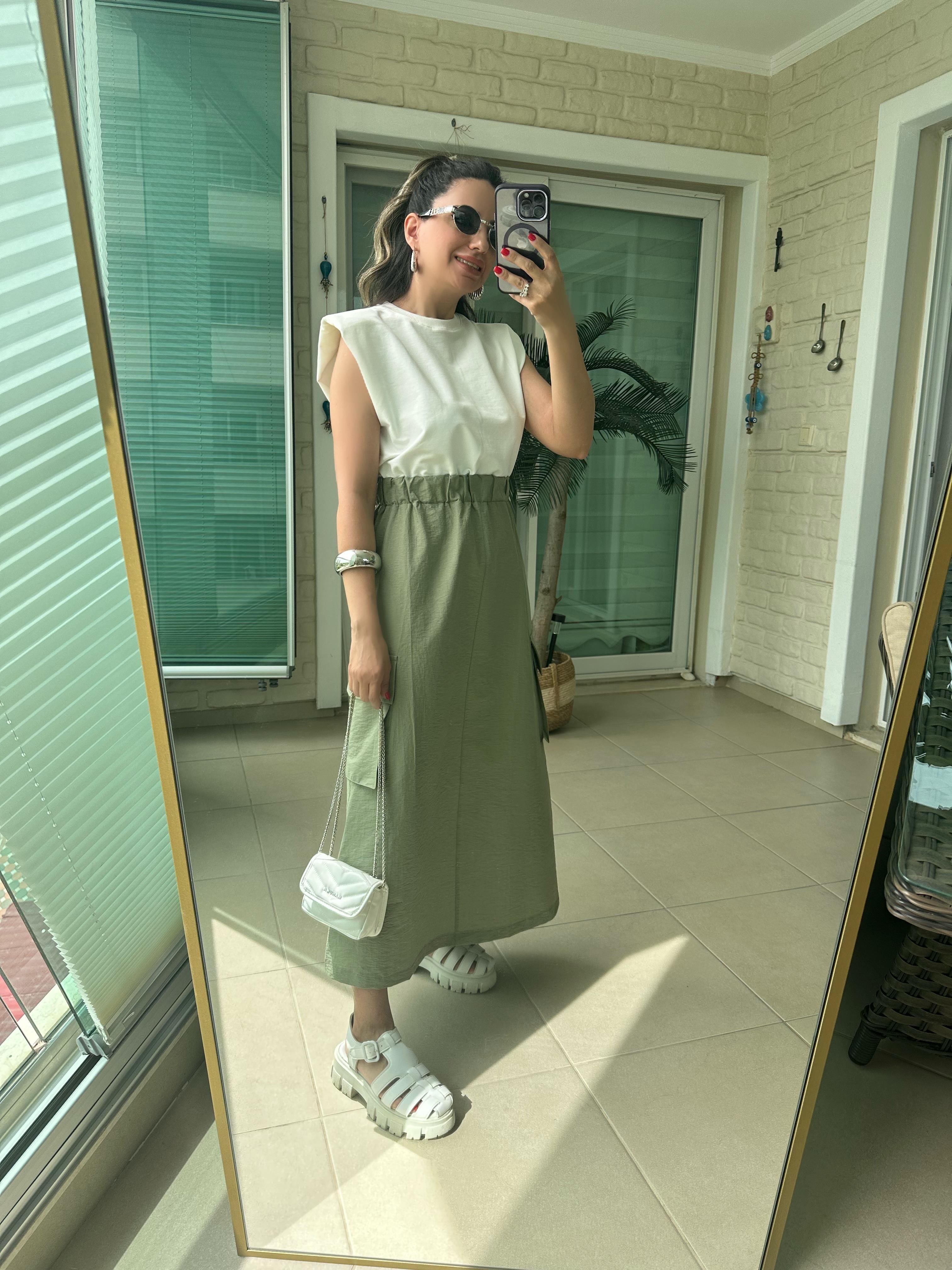 Eteği Yeşil Omuzları Vatkalı Elbise