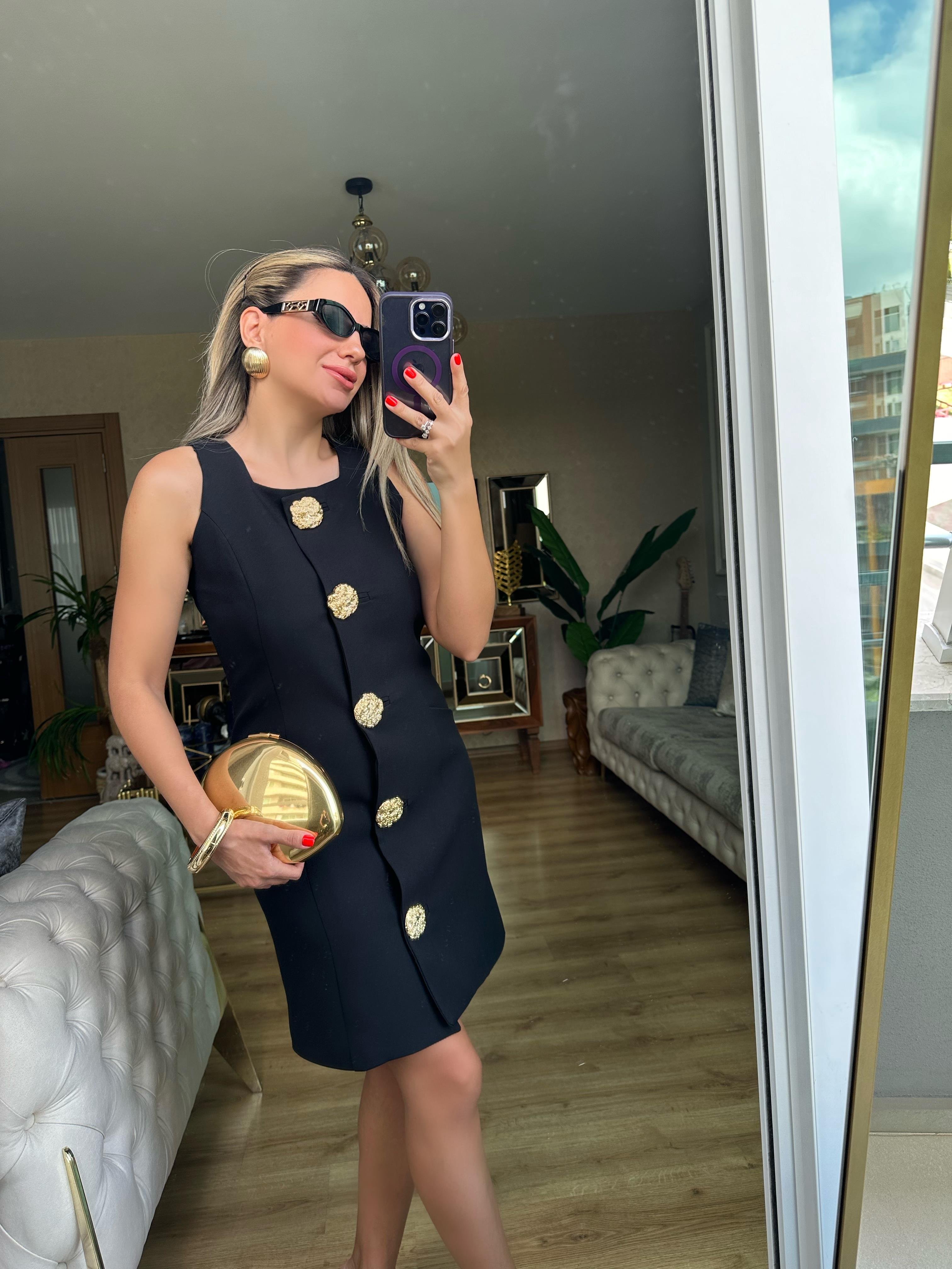Gold Düğme Detaylı Siyah Elbise