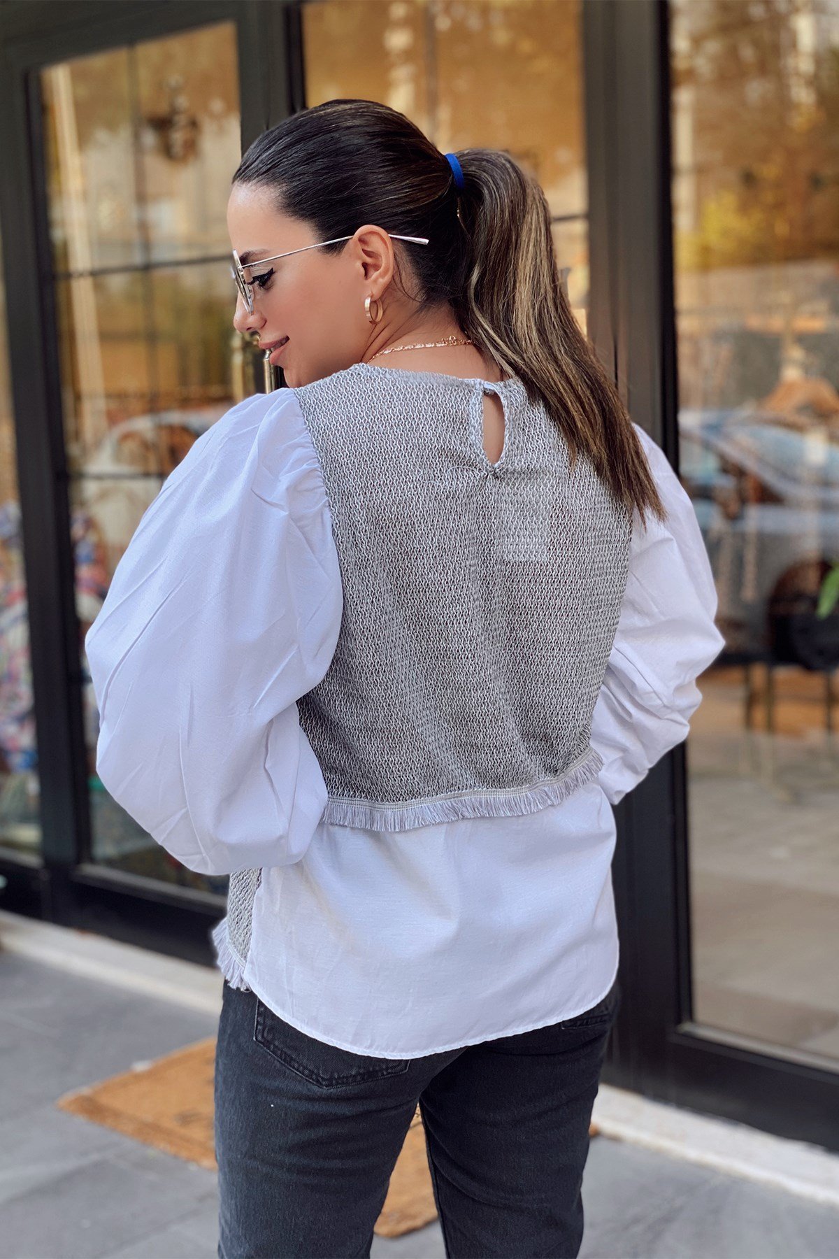 Gri Beyaz Kol Detaylı Bluz
