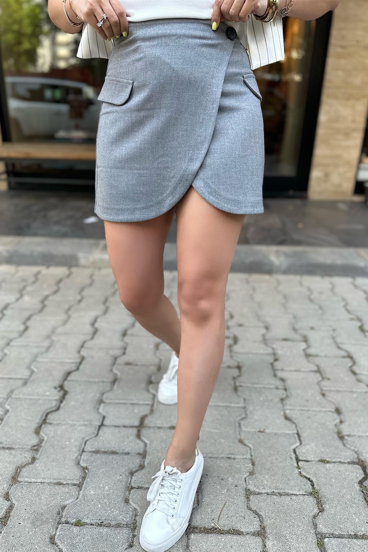 Gri Düğmeli Kısa Etek
