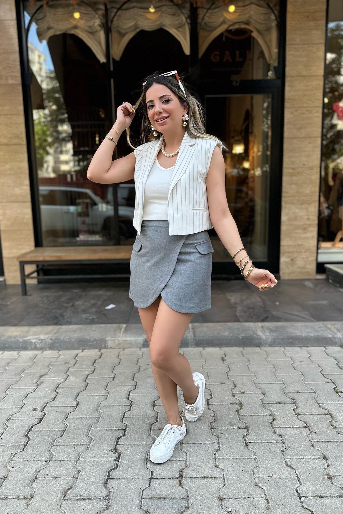 Gri Düğmeli Kısa Etek
