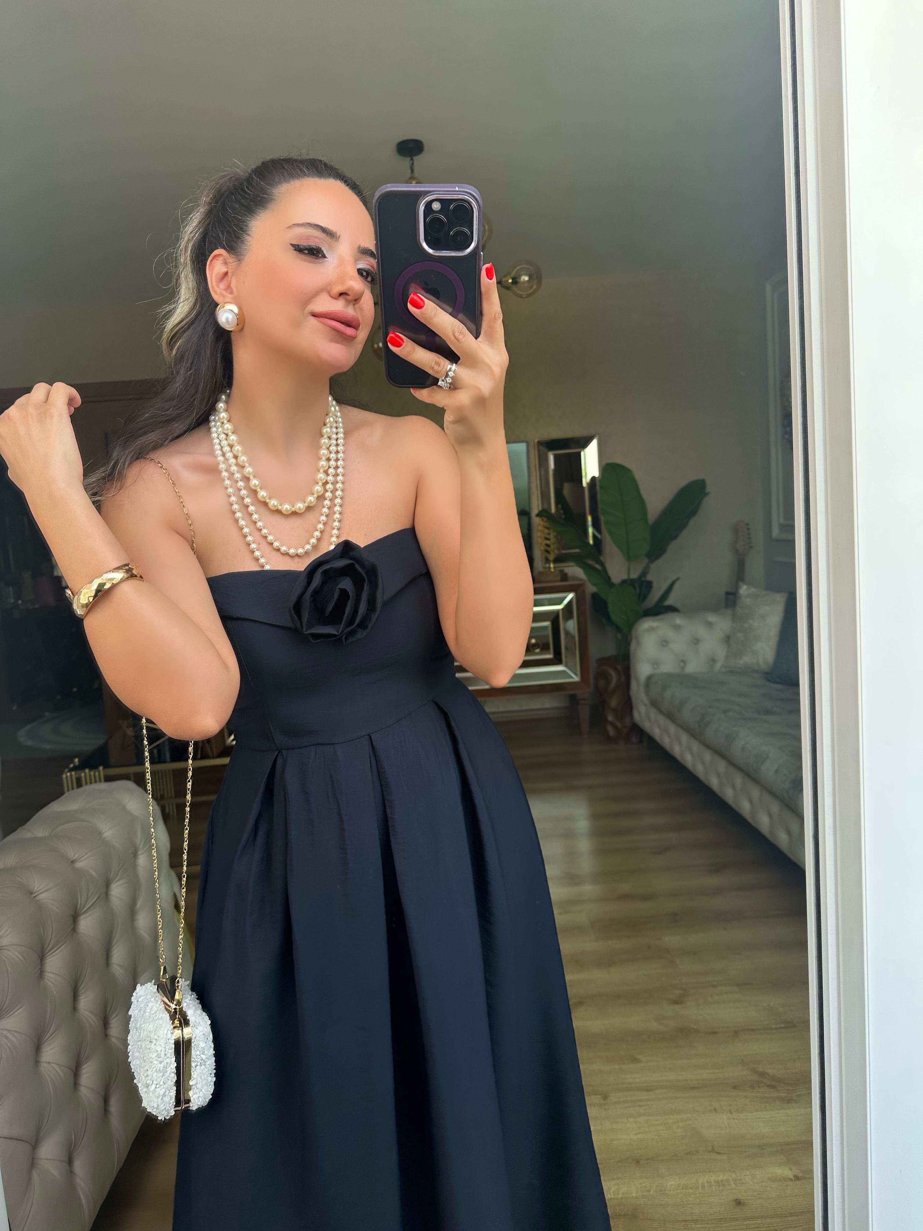 Gül Broş Detaylı Lacivert Straplez Elbise