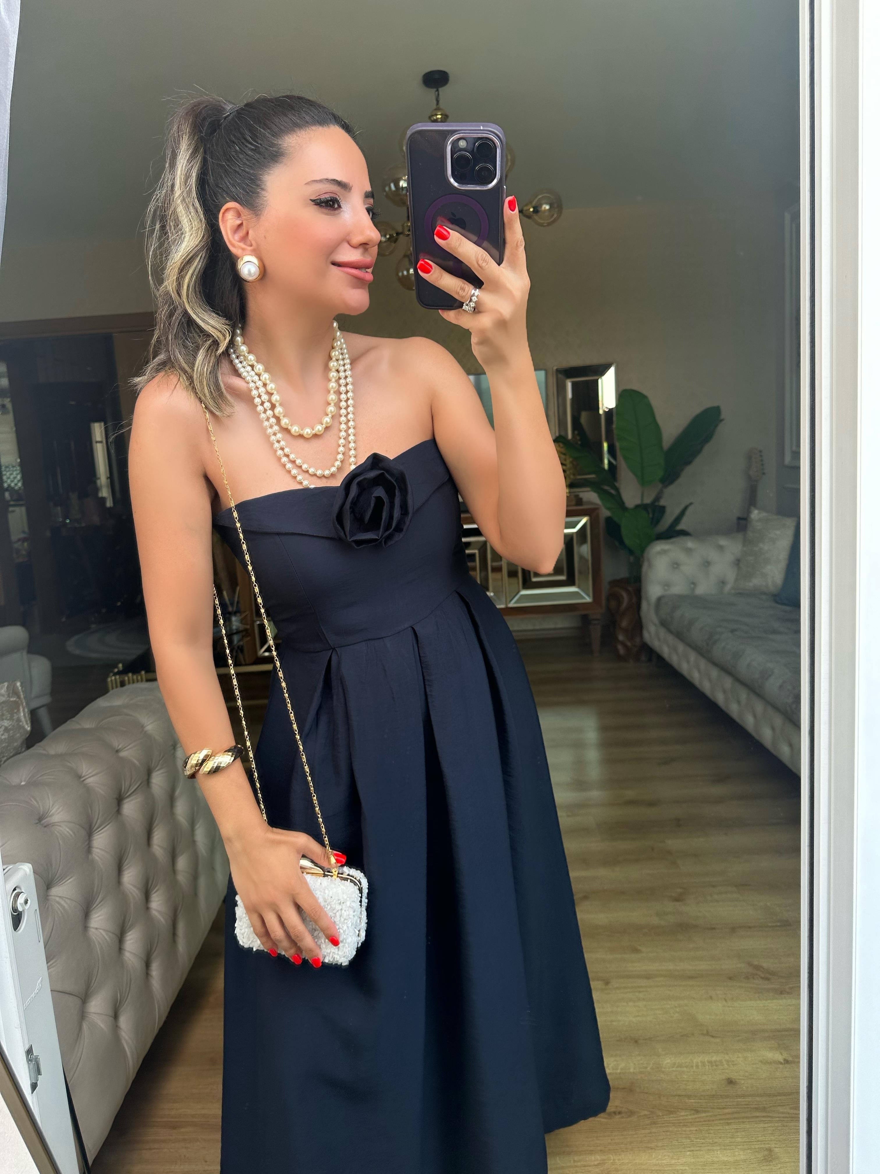 Gül Broş Detaylı Lacivert Straplez Elbise