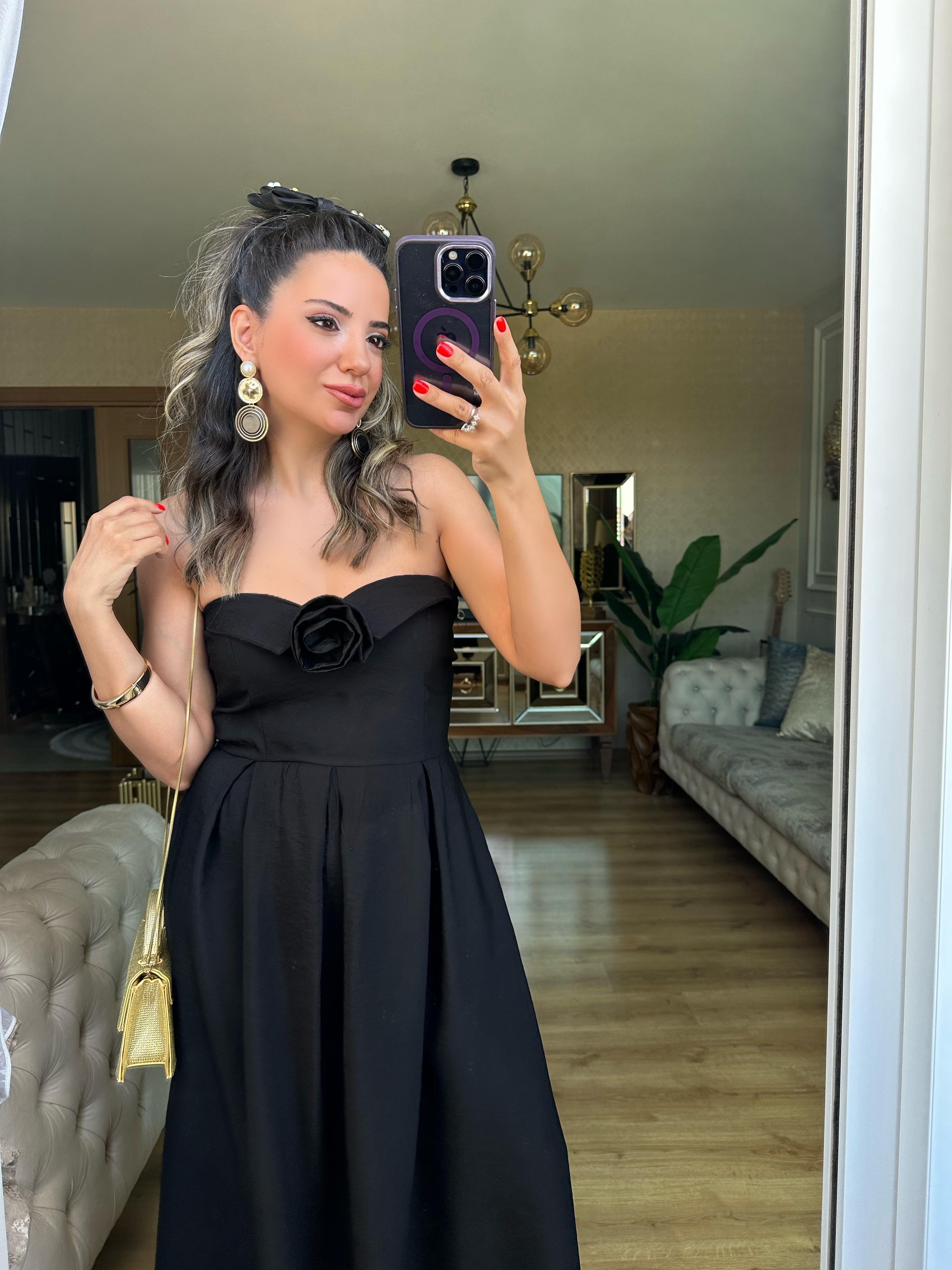 Gül Broş Detaylı Siyah Straplez Elbise