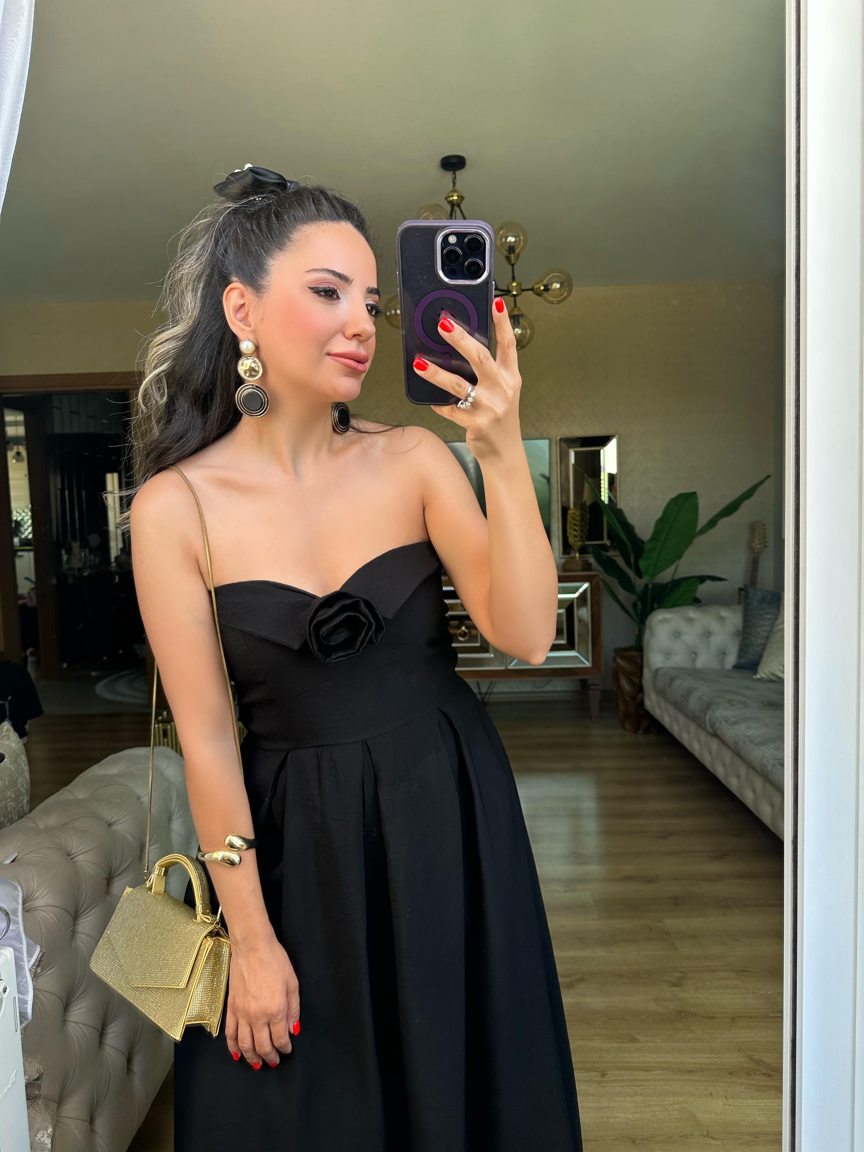 Gül Broş Detaylı Siyah Straplez Elbise