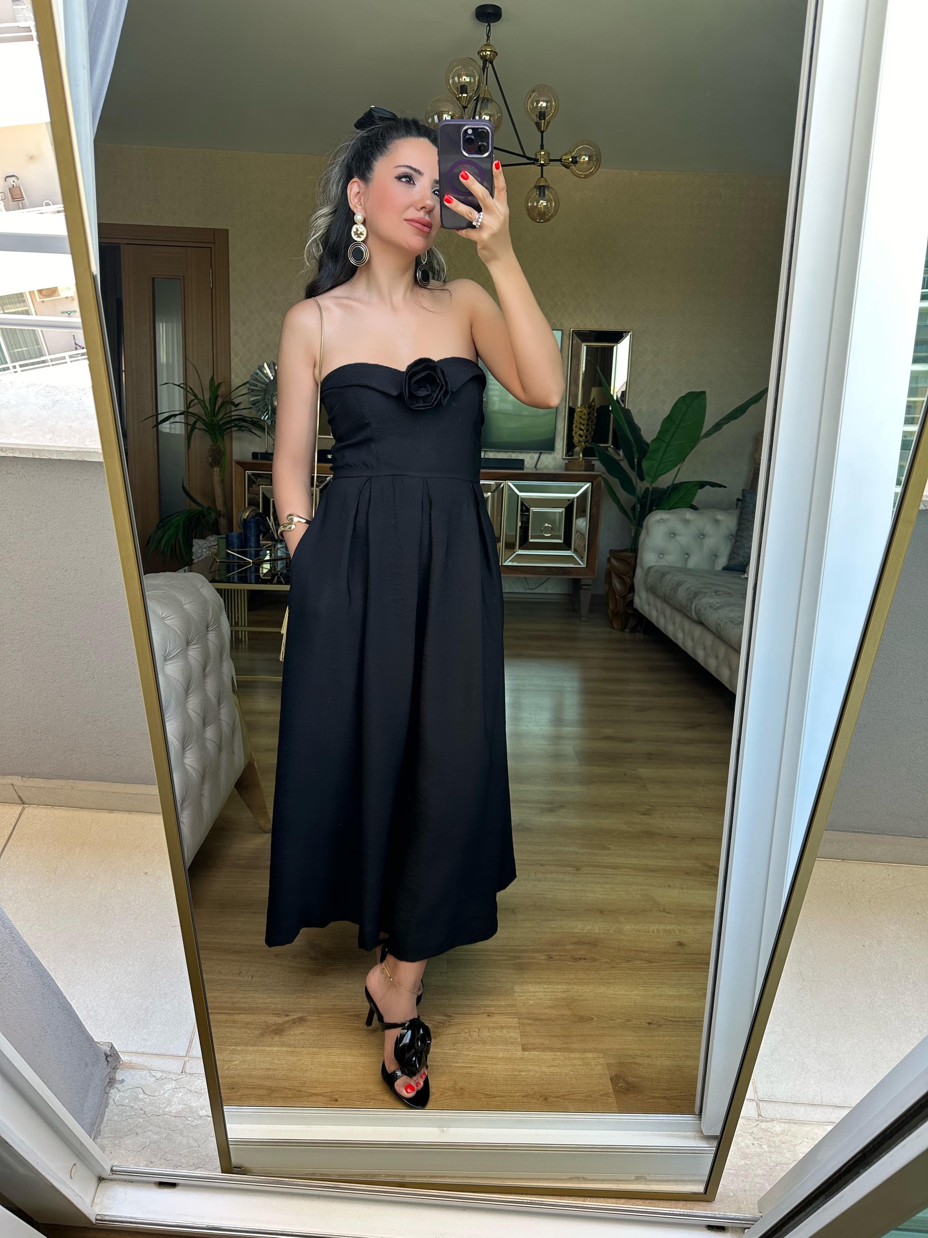 Gül Broş Detaylı Siyah Straplez Elbise
