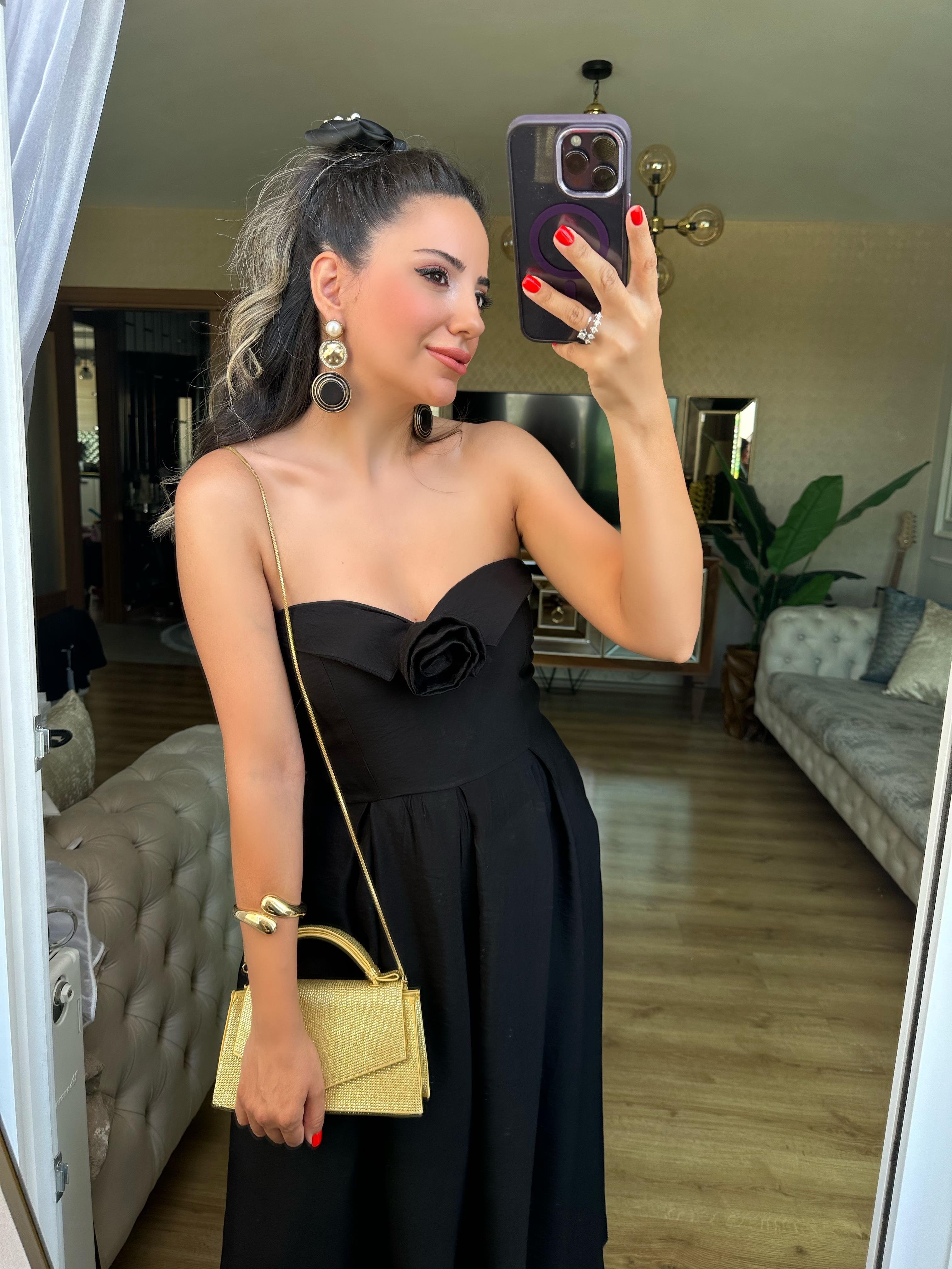 Gül Broş Detaylı Siyah Straplez Elbise