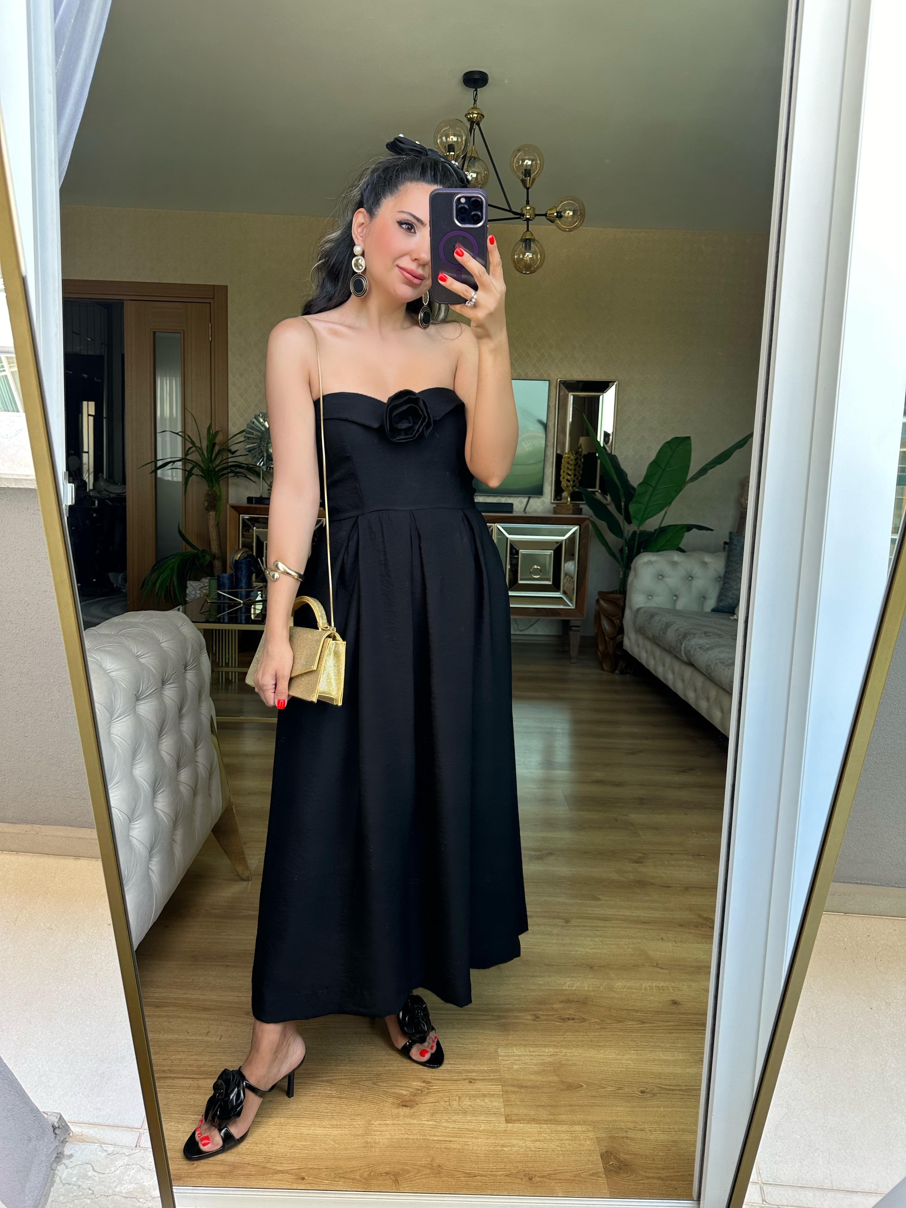 Gül Broş Detaylı Siyah Straplez Elbise