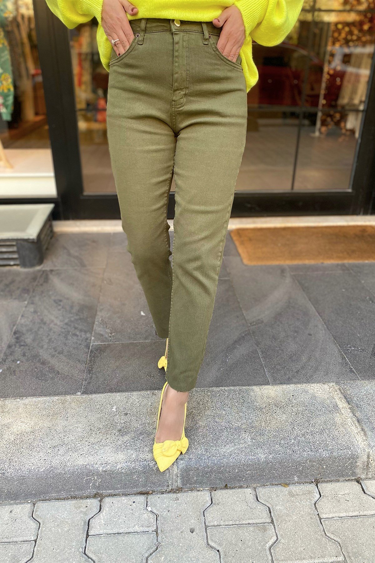 Haki Yeşil Paçası Kesik Pantolon