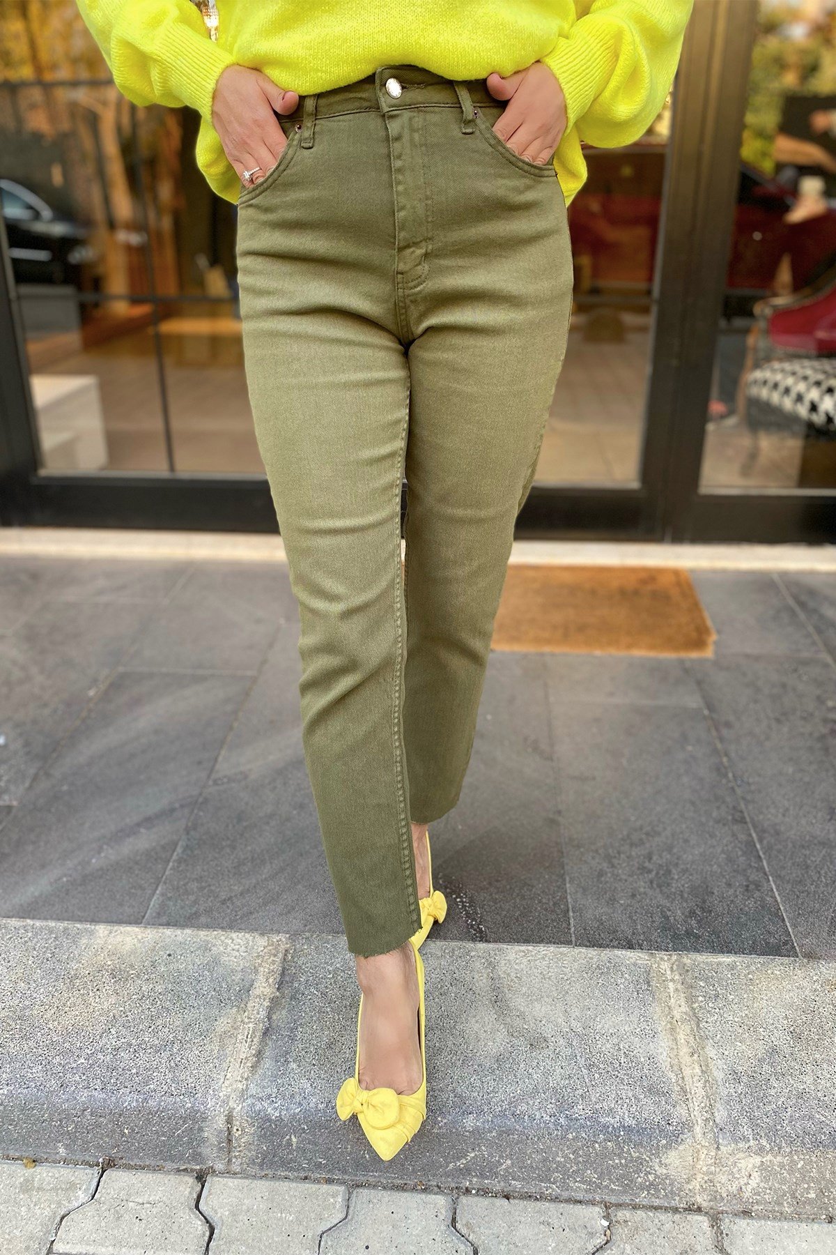 Haki Yeşil Paçası Kesik Pantolon