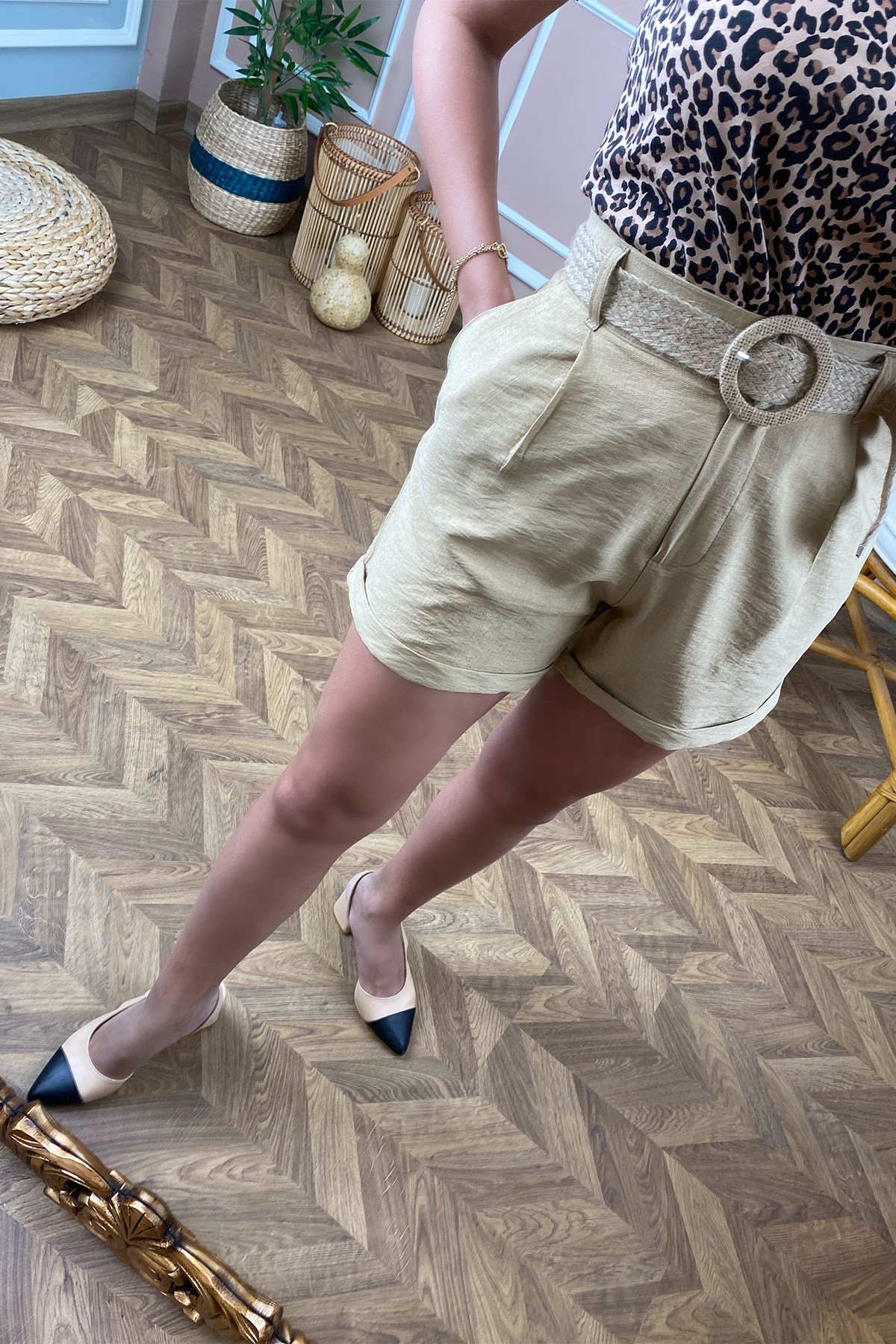 Hasır Kemerli Bej Keten Şort