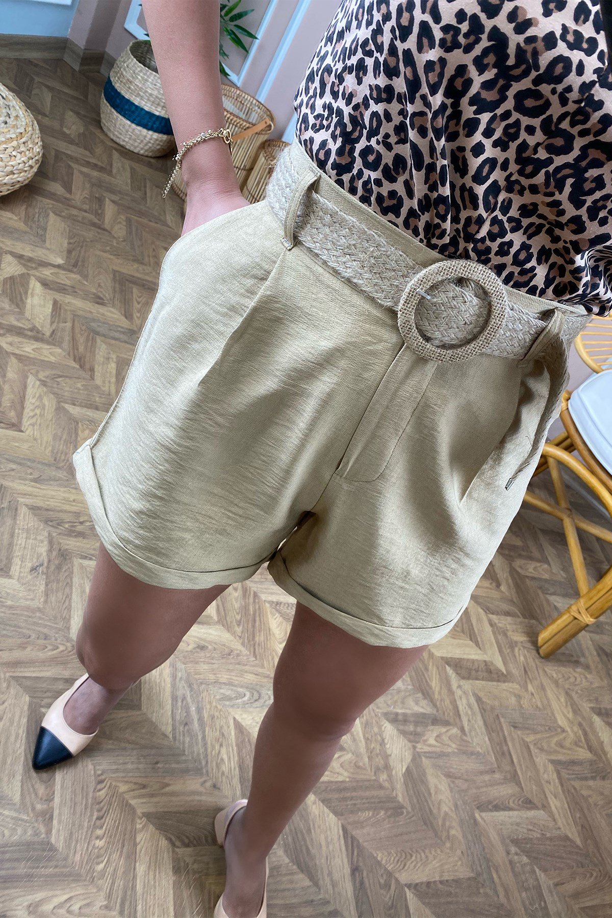 Hasır Kemerli Bej Keten Şort