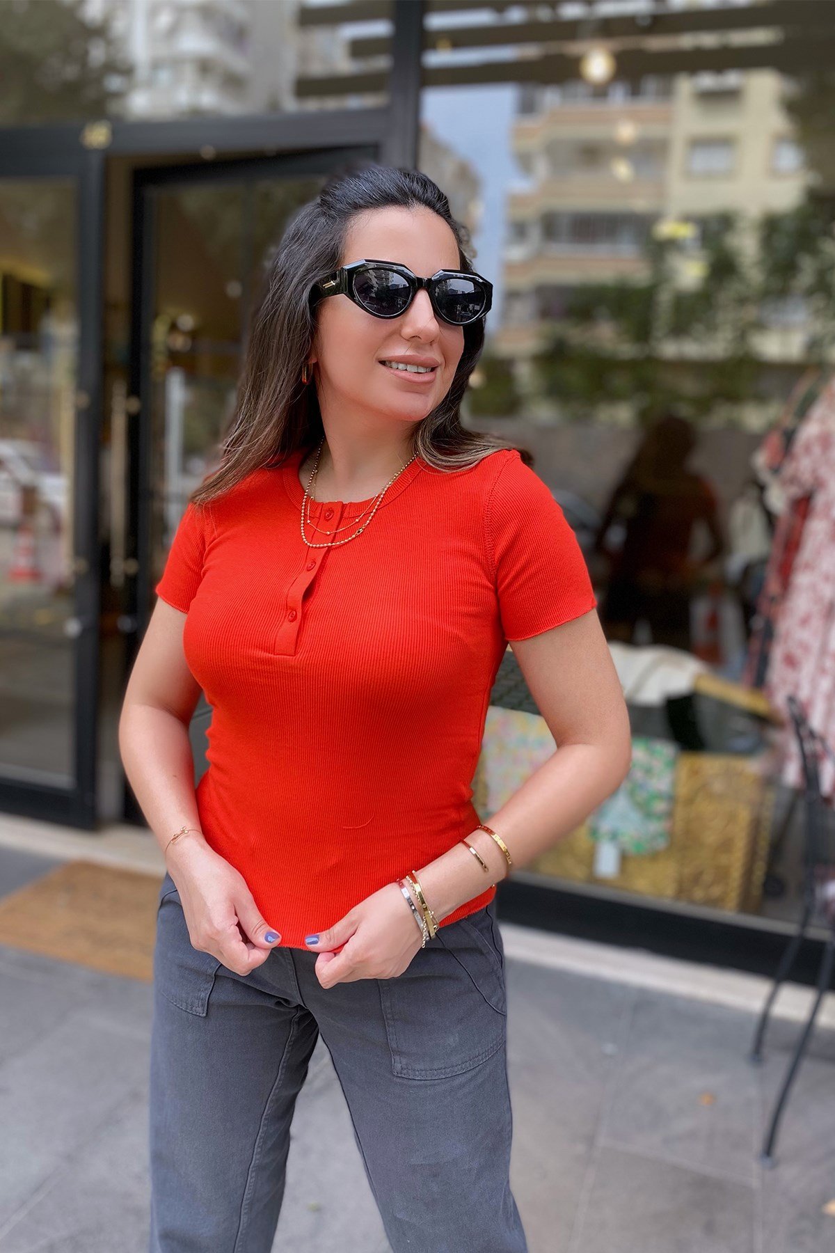 Kırmızı Önden Düğmeli Yarım Kol Fitilli Bluz