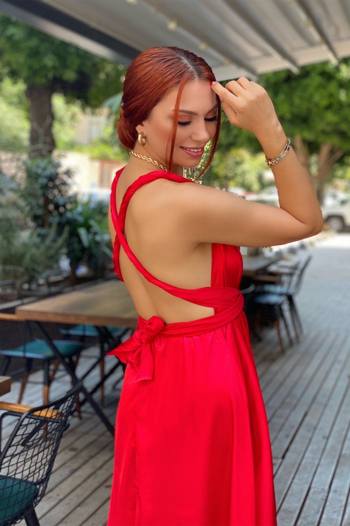 Kırmızı Sırt Dekolteli Saten Elbise