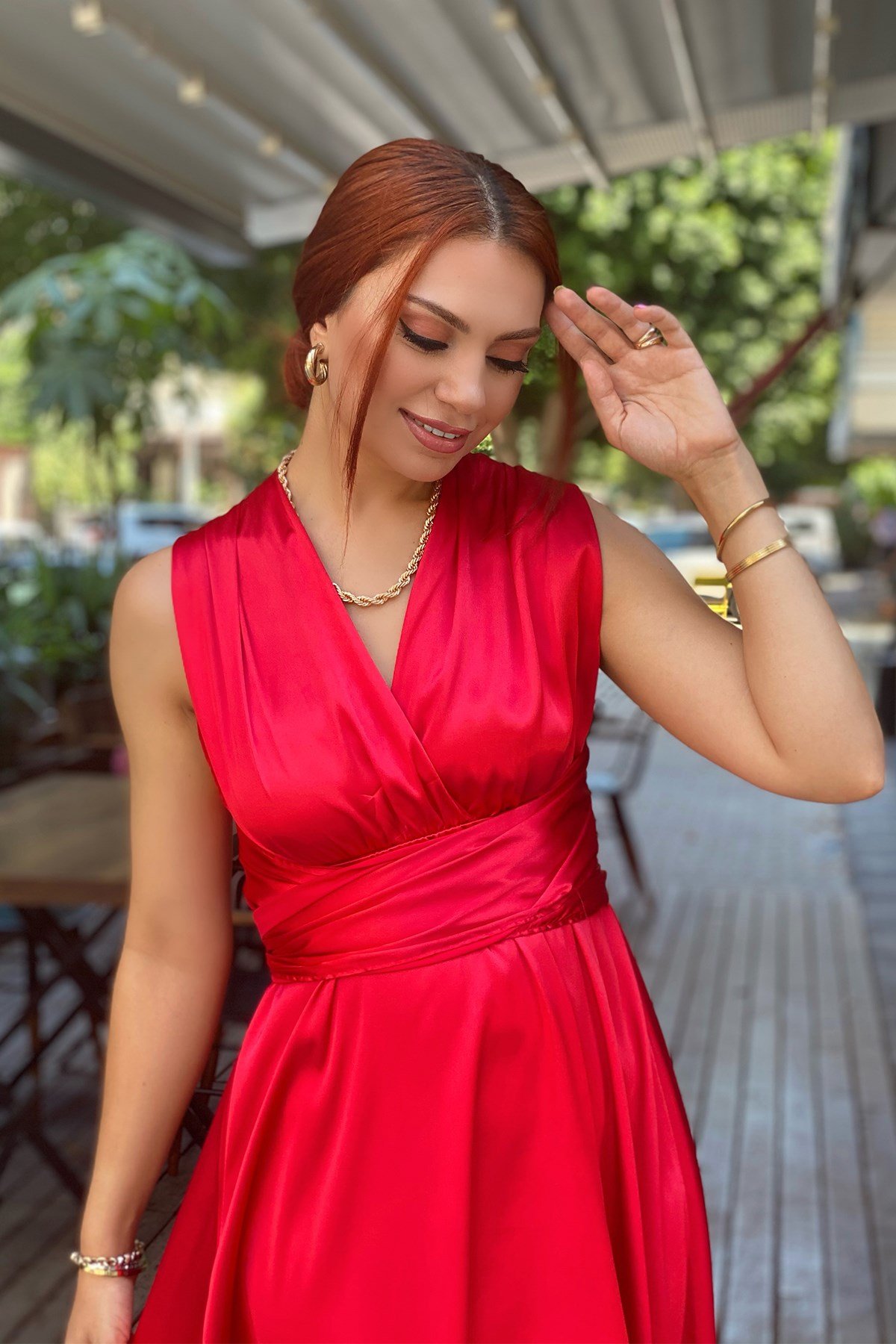 Kırmızı Sırt Dekolteli Saten Elbise