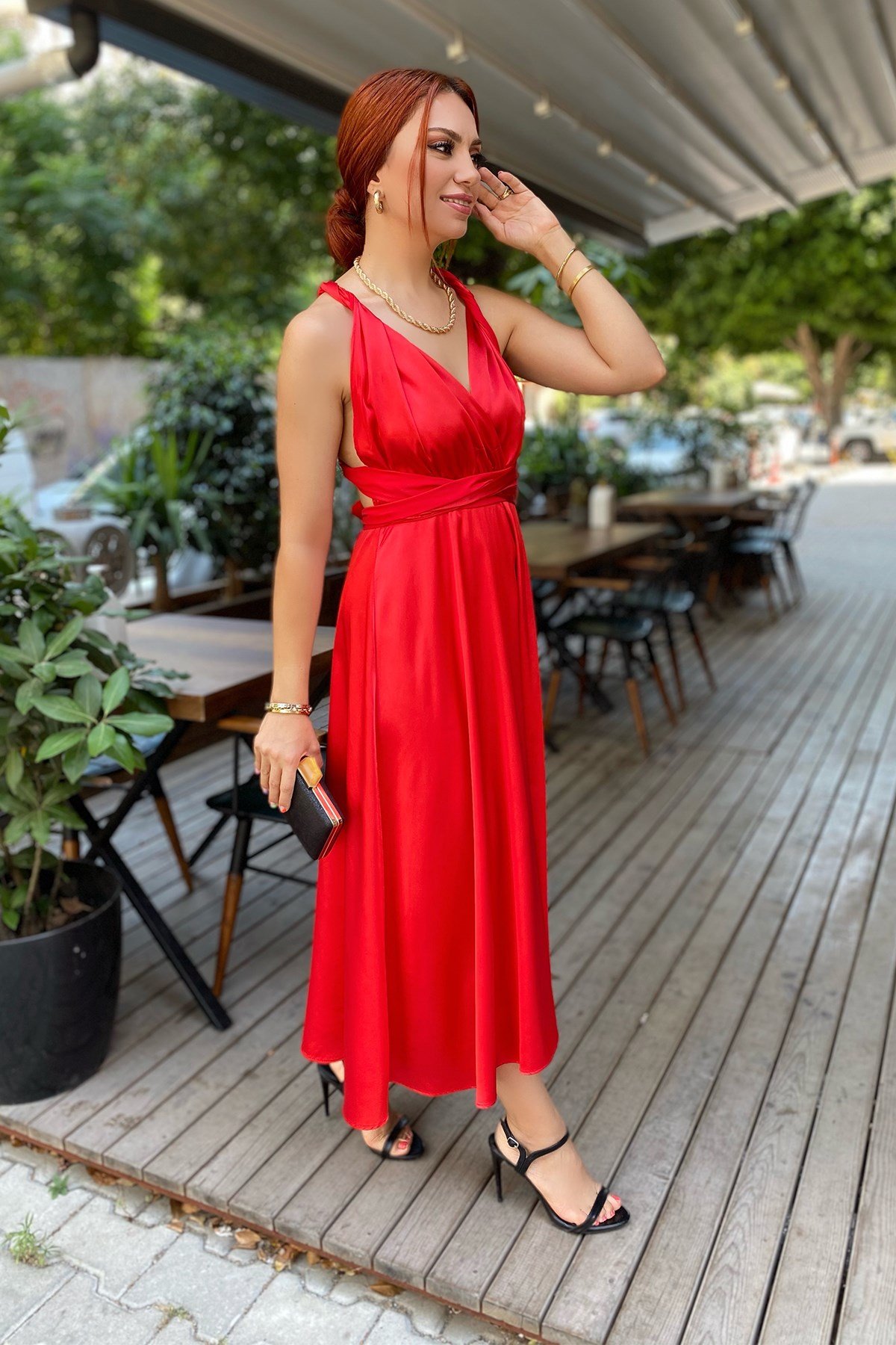 Kırmızı Sırt Dekolteli Saten Elbise