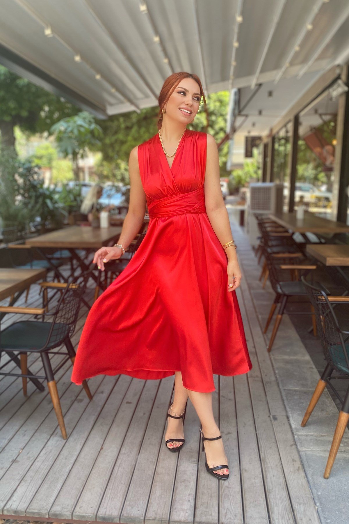 Kırmızı Sırt Dekolteli Saten Elbise