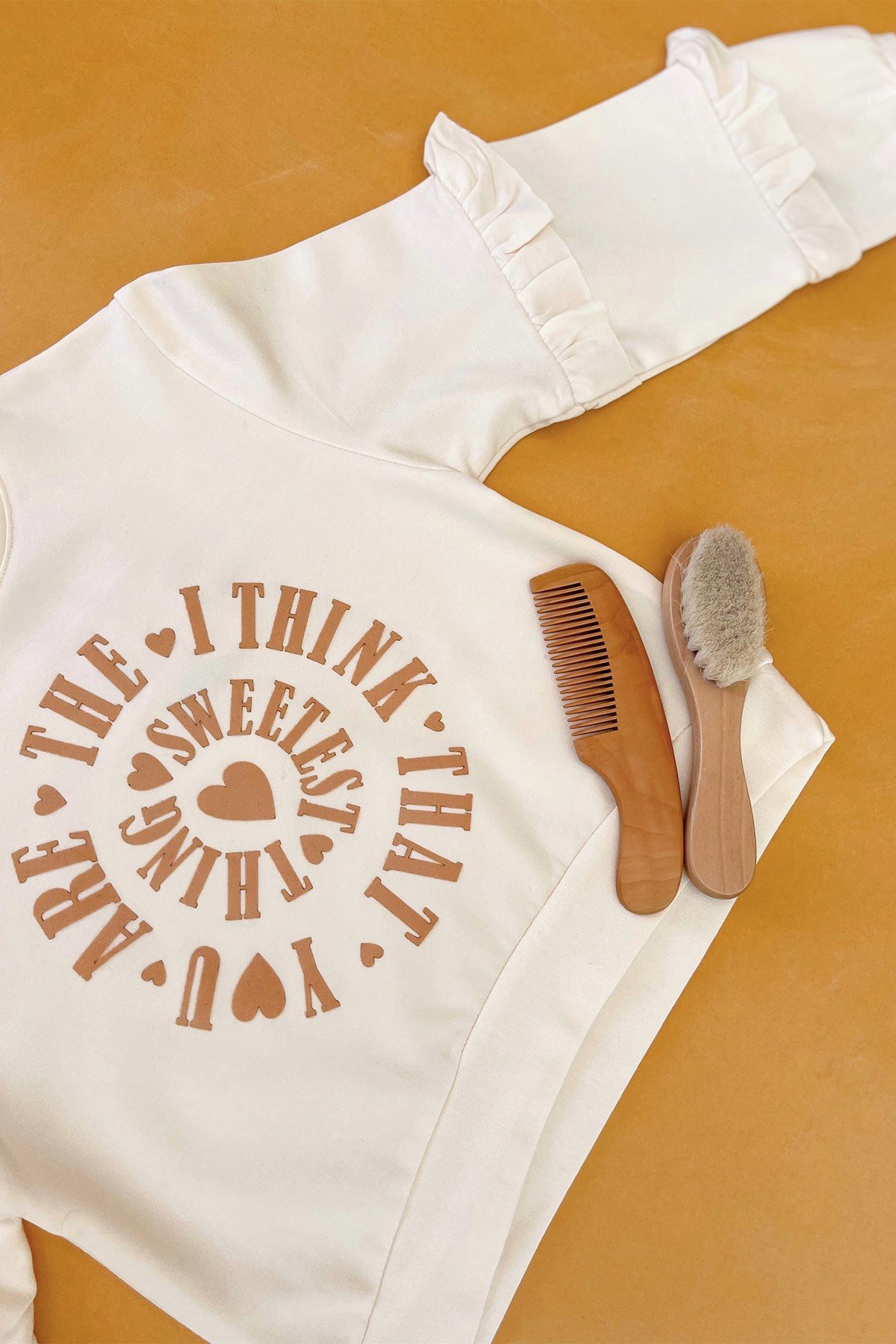 Kolları Fırfırlı Önü Baskılı Krem Rengi Takım