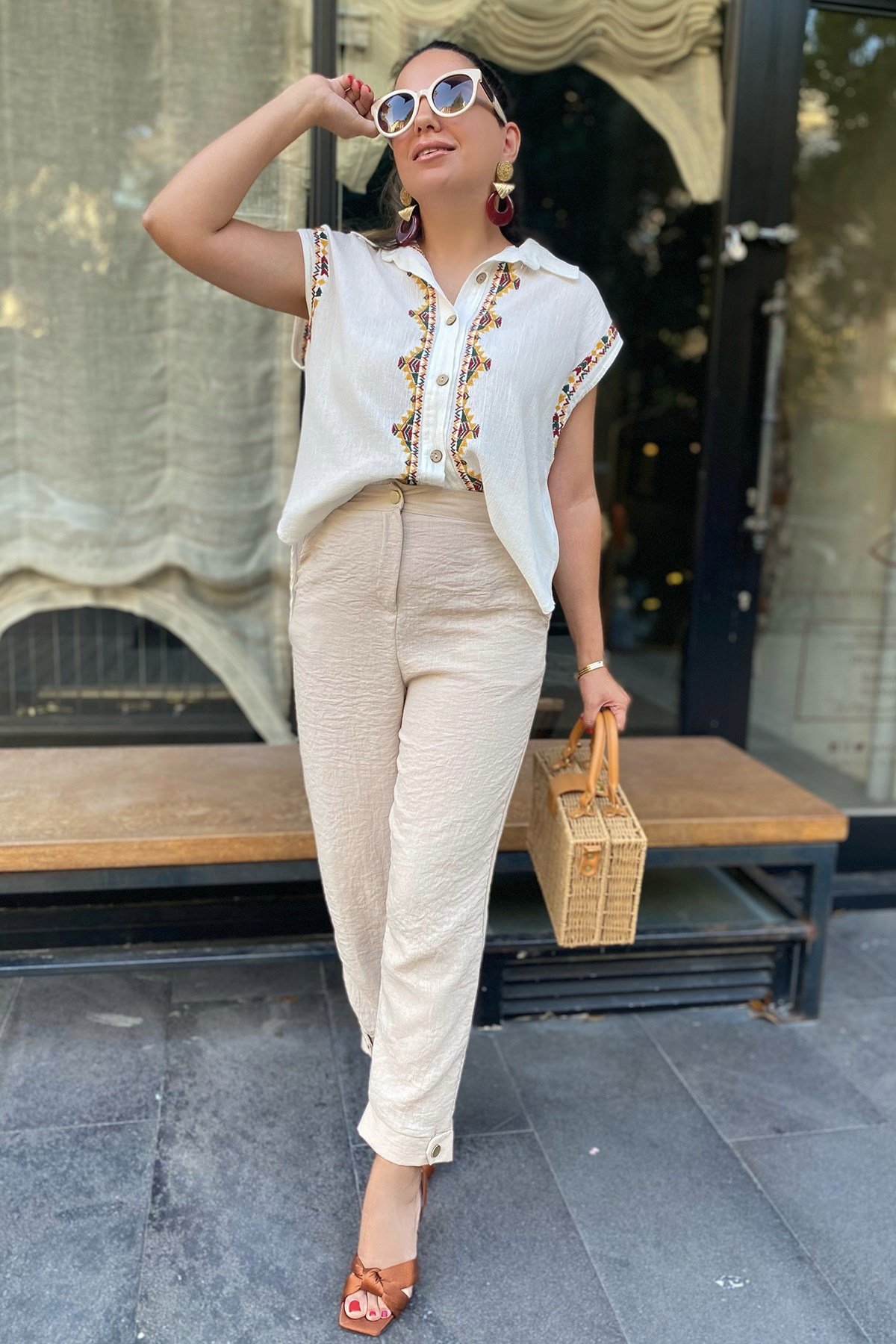 Kolsuz Nakış Detaylı Gömlek