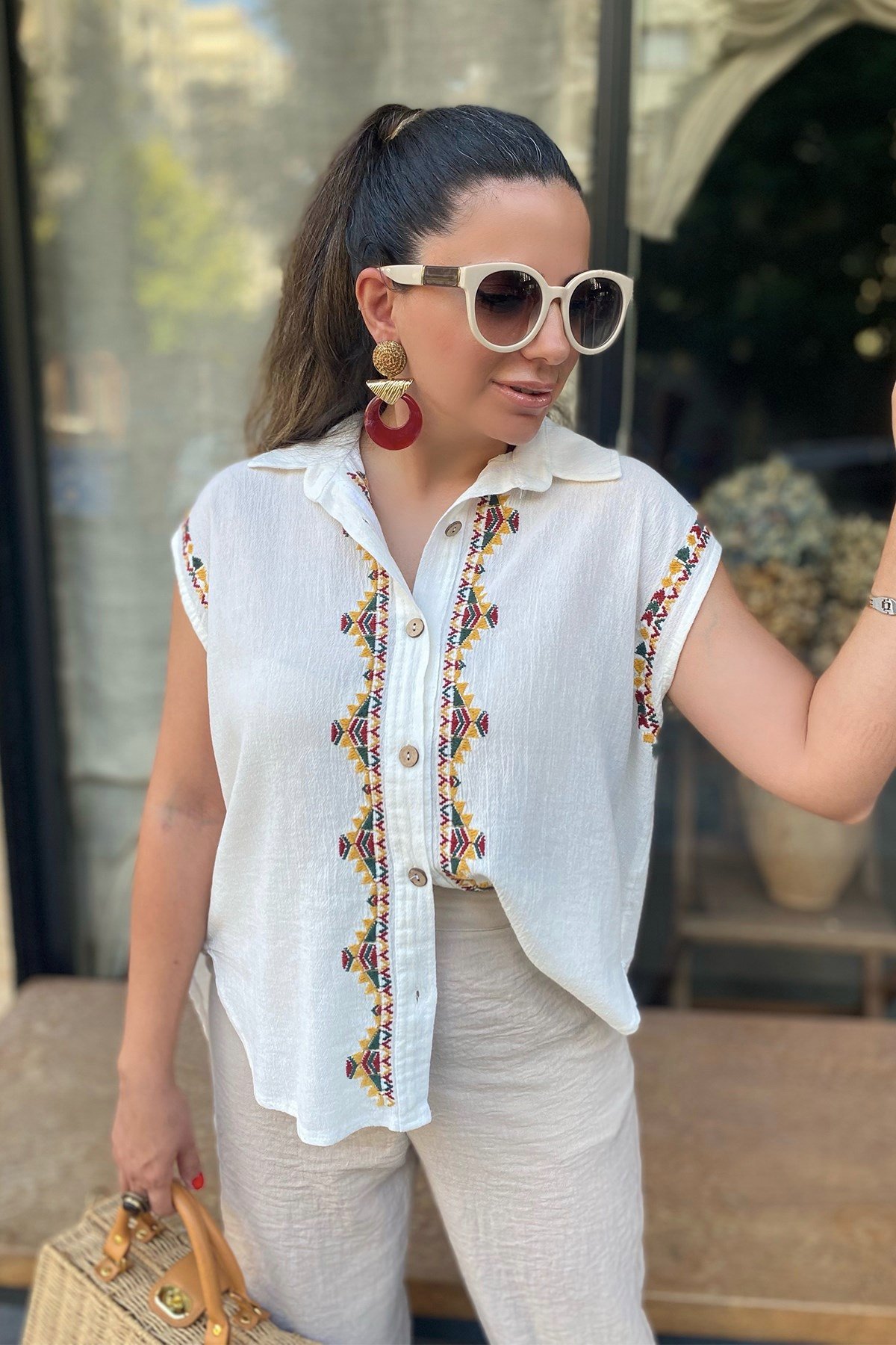 Kolsuz Nakış Detaylı Gömlek