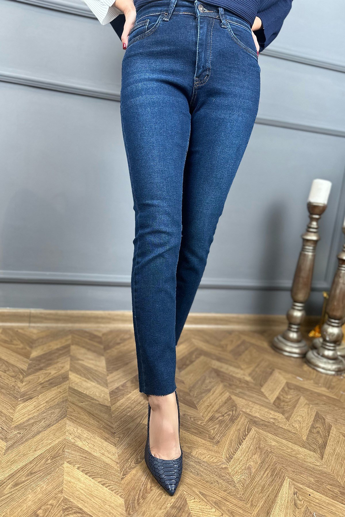 Koyu Renk Kesik Paça Kot Pantolon