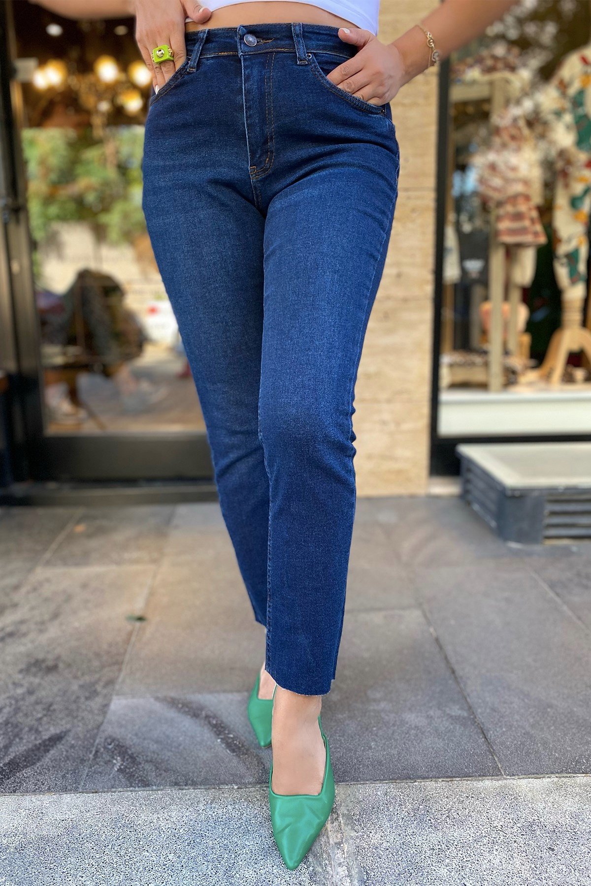 Koyu Renk Kesik Paça Kot Pantolon