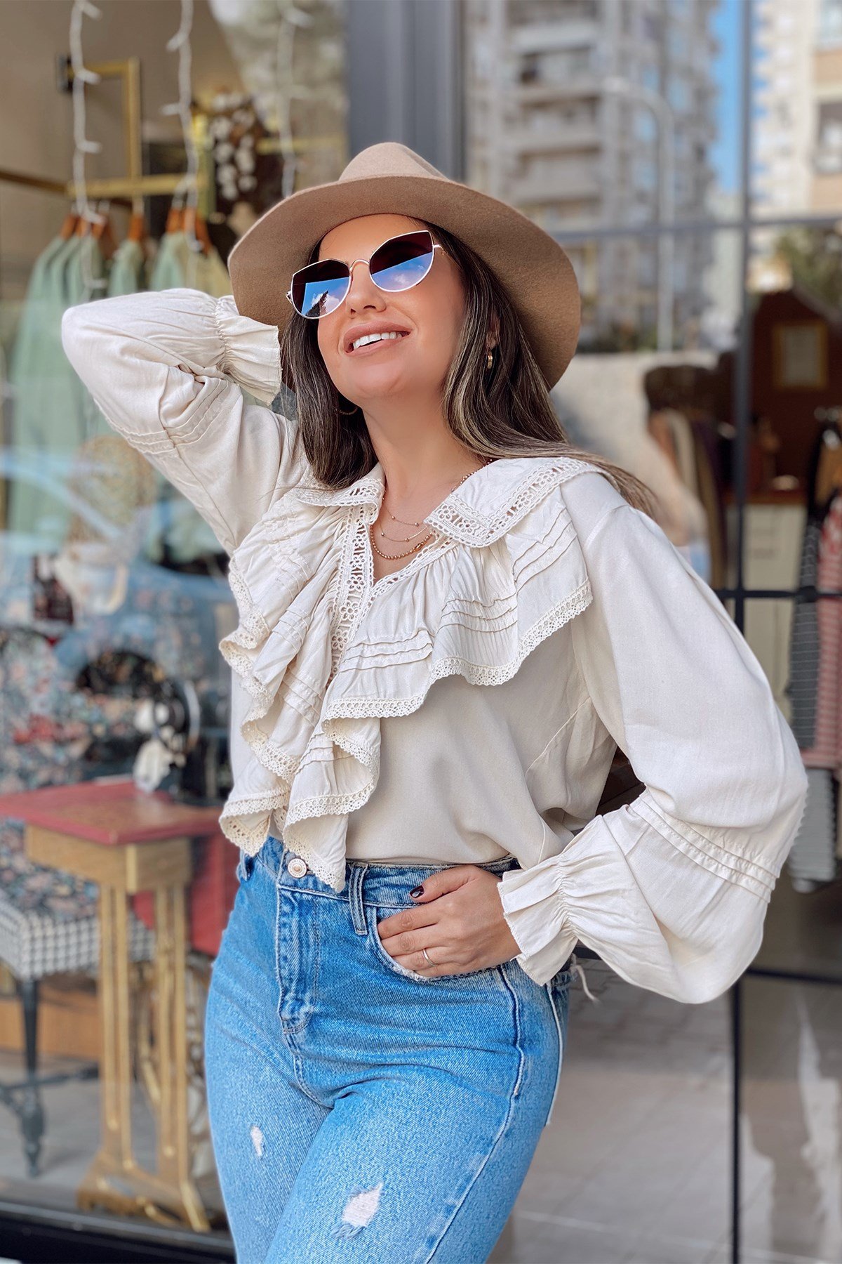 Krem Güpür Detay Volanlı Bluz