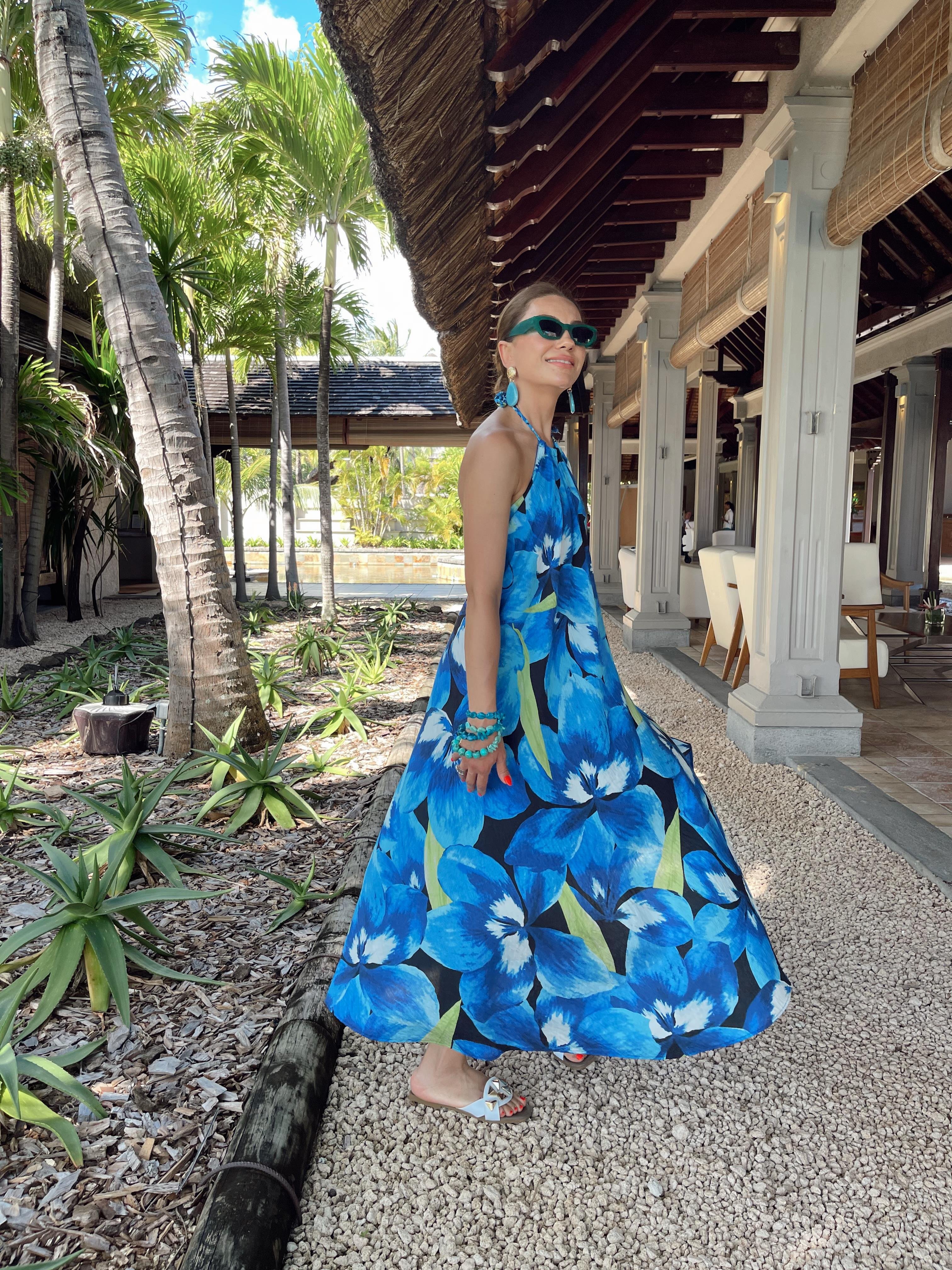 Mavi Desenli Sırtı Açık Elbise