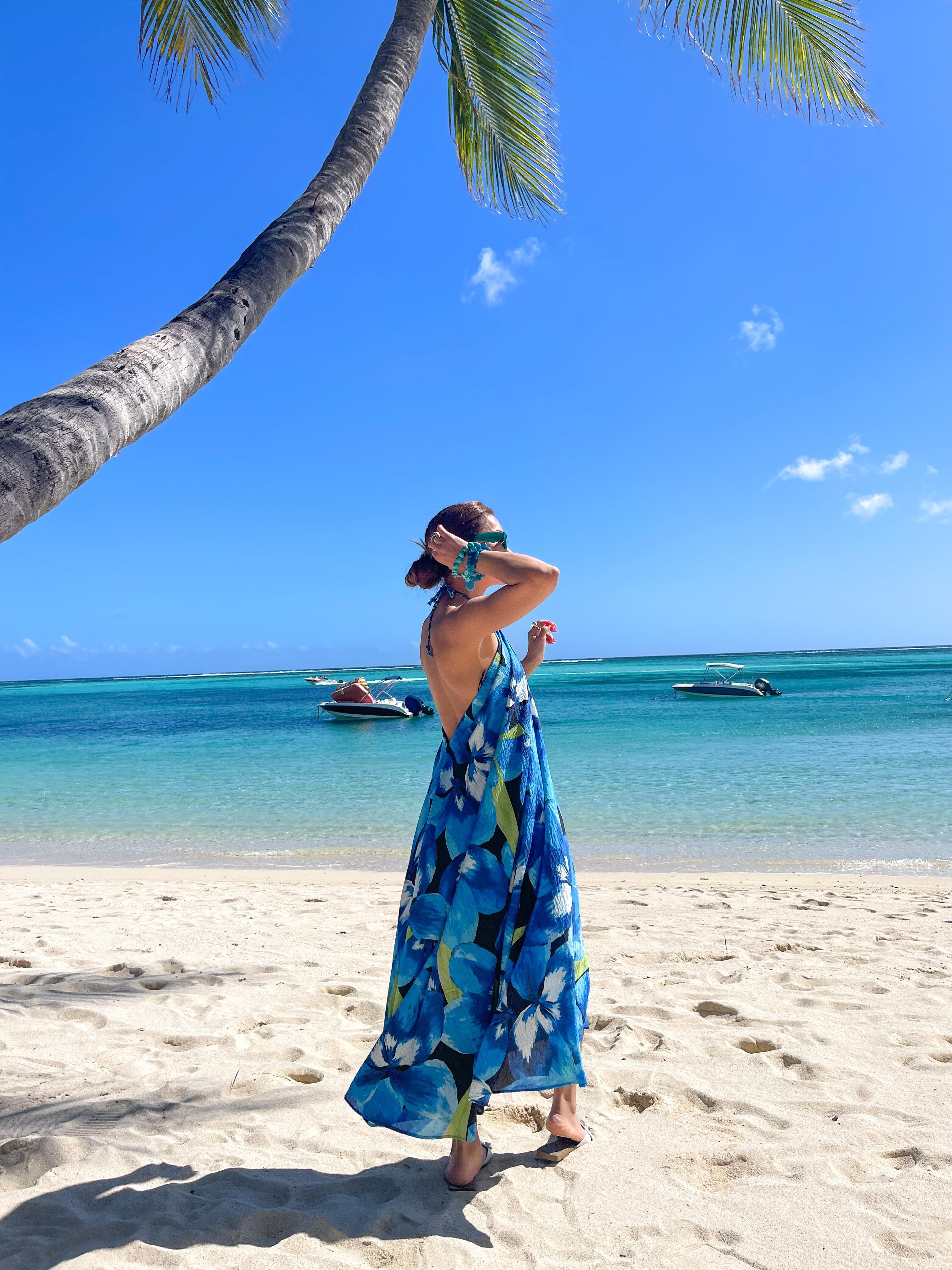 Mavi Desenli Sırtı Açık Elbise