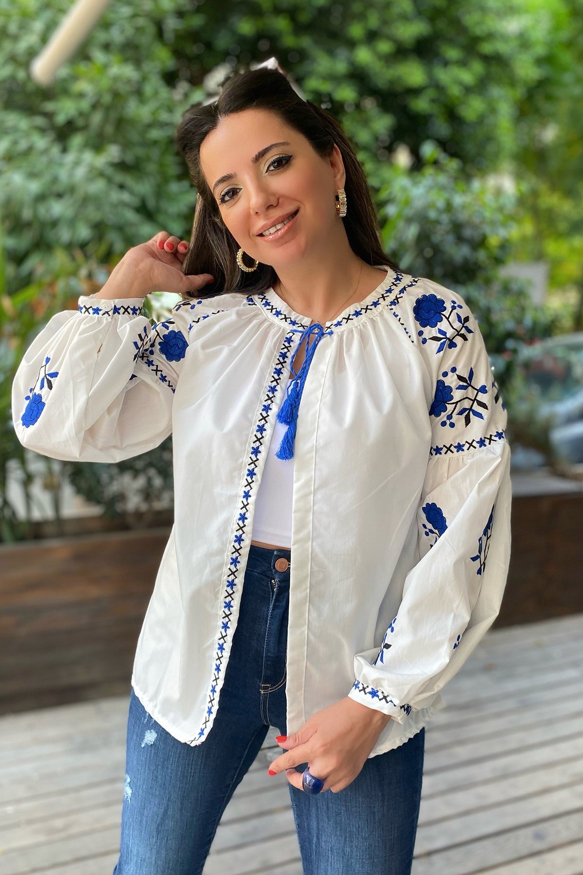 Mavi Kolları Nakış Detaylı Beyaz Gömlek