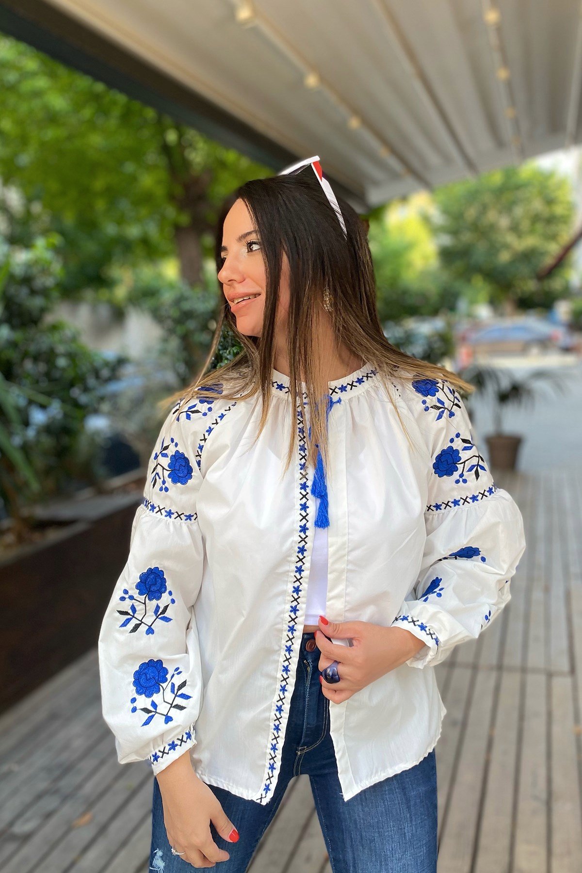 Mavi Kolları Nakış Detaylı Beyaz Gömlek
