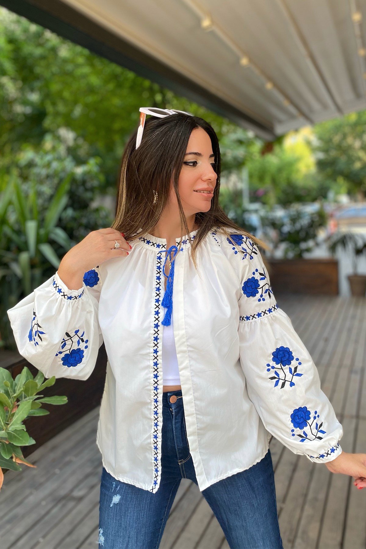 Mavi Kolları Nakış Detaylı Beyaz Gömlek