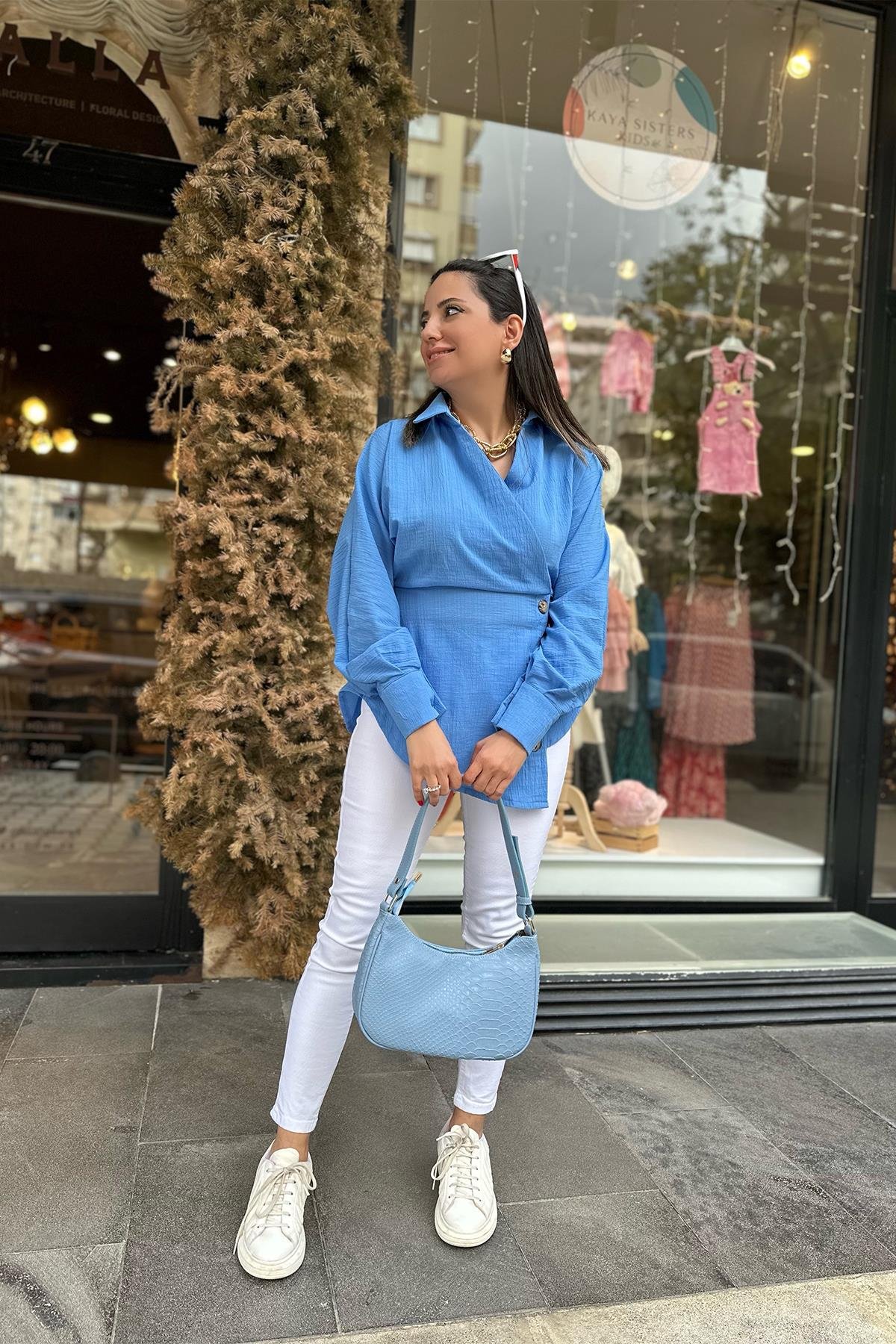 Mavi Kruvaze Yaka Düğme Detaylı Bluz