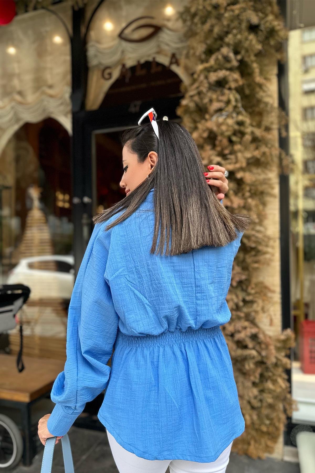 Mavi Kruvaze Yaka Düğme Detaylı Bluz