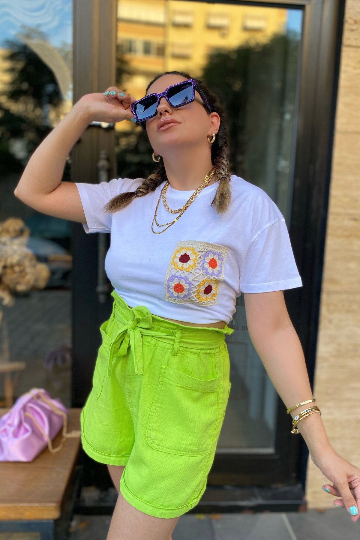 Motif İşlemeli Sıfır Yaka Beyaz Tshirt