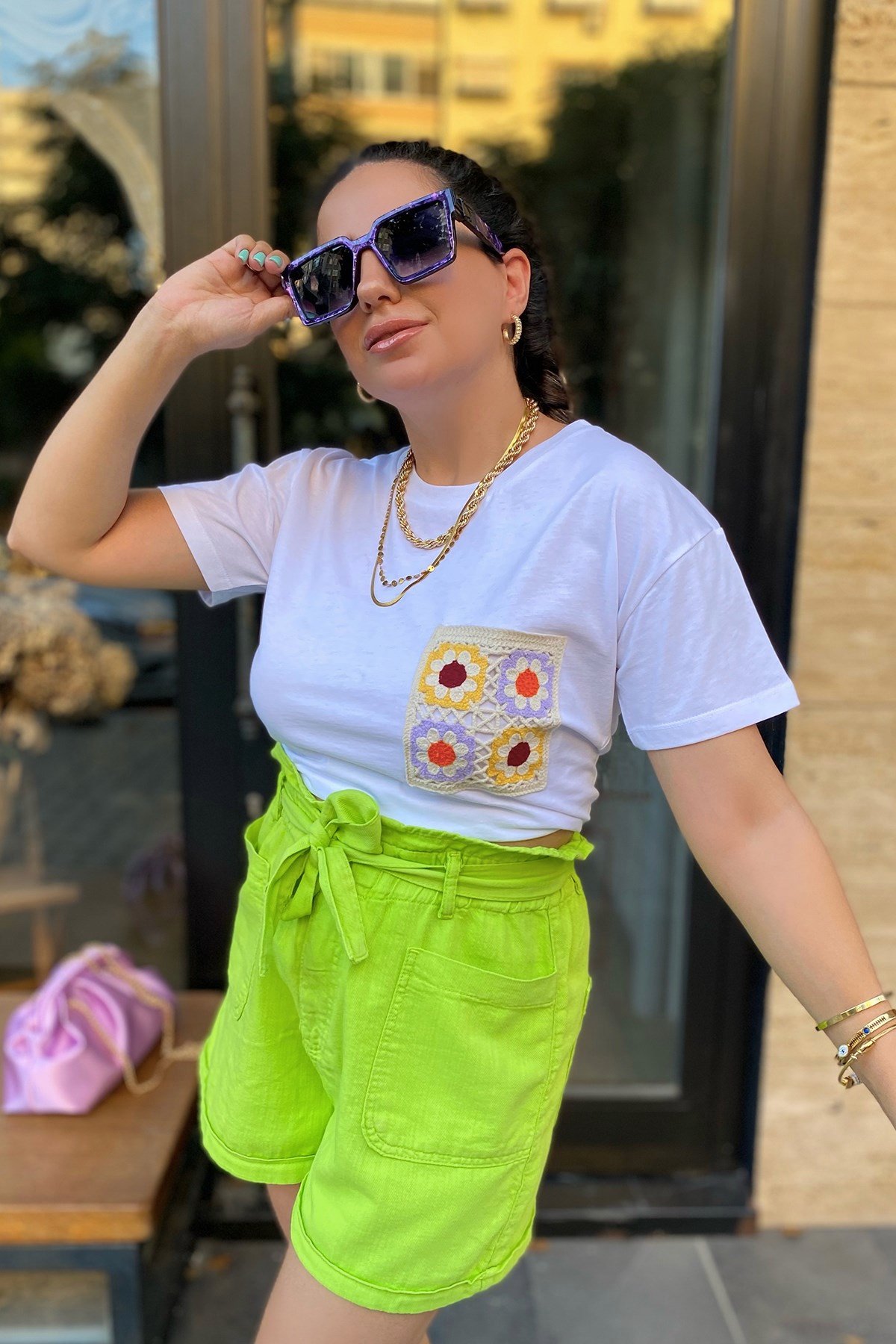 Motif İşlemeli Sıfır Yaka Beyaz Tshirt