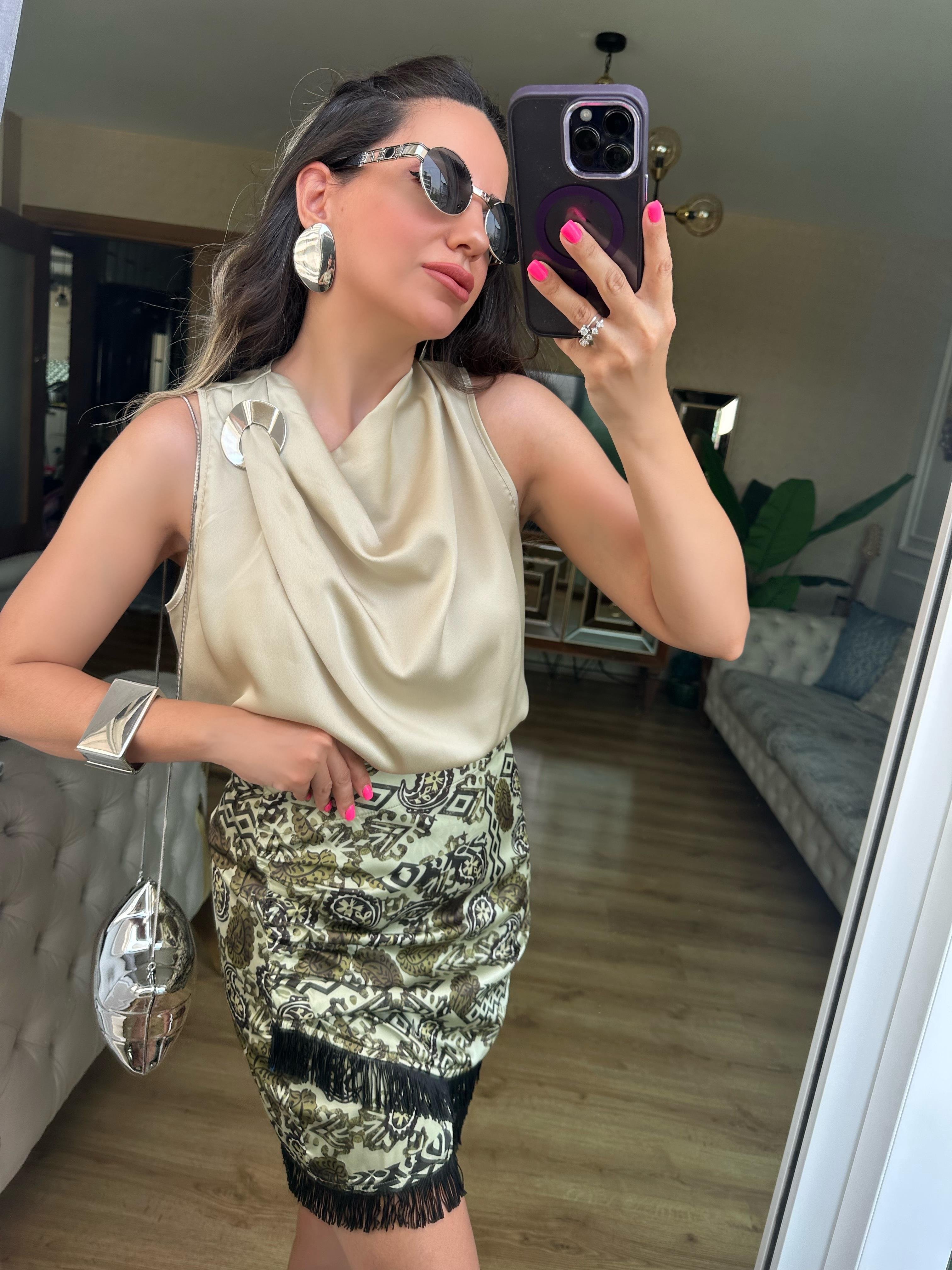Omuzu Gümüş Toka Detaylı Bluz